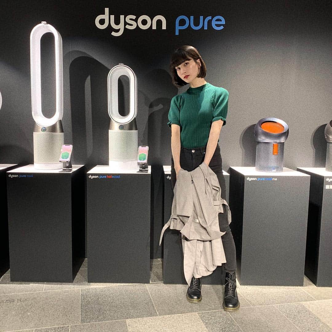 うちだゆうほさんのインスタグラム写真 - (うちだゆうほInstagram)「昨日はダイソンの新製品﻿ 「Dyson Pure Cool Me」の発表会へ﻿ ﻿ ﻿ デザインエンジニアの方から直接最新の空気清浄テクノロジーの説明を聞いたり、空気の流れや、実際にどのような構造になっているのかを見させていただいて、びっくり！空気清浄機はイコールでうるさい、大きい、ビジュアルがどれも可愛くない、と思っていたのですが、すごく音が静かでコンパクトだしビジュアルも素敵なので、インテリアにも溶け込んでくれそうだな、と思いました🌪﻿ ﻿ 空気を綺麗にしてくれるだけでなくて、﻿ 夏には扇風機としても使えるらしいので、﻿ 普段は子供部屋に、﻿ 寝るときは移動させて寝室に、なんていいかも！﻿ ﻿ 子供部屋に置いといたらいたずらされるかな😂﻿ ﻿ #dysonhome #dysonpurecool﻿」4月18日 18時20分 - uchidayuho