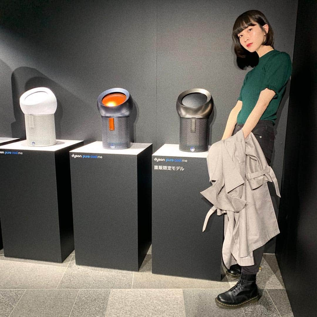 うちだゆうほさんのインスタグラム写真 - (うちだゆうほInstagram)「昨日はダイソンの新製品﻿ 「Dyson Pure Cool Me」の発表会へ﻿ ﻿ ﻿ デザインエンジニアの方から直接最新の空気清浄テクノロジーの説明を聞いたり、空気の流れや、実際にどのような構造になっているのかを見させていただいて、びっくり！空気清浄機はイコールでうるさい、大きい、ビジュアルがどれも可愛くない、と思っていたのですが、すごく音が静かでコンパクトだしビジュアルも素敵なので、インテリアにも溶け込んでくれそうだな、と思いました🌪﻿ ﻿ 空気を綺麗にしてくれるだけでなくて、﻿ 夏には扇風機としても使えるらしいので、﻿ 普段は子供部屋に、﻿ 寝るときは移動させて寝室に、なんていいかも！﻿ ﻿ 子供部屋に置いといたらいたずらされるかな😂﻿ ﻿ #dysonhome #dysonpurecool﻿」4月18日 18時20分 - uchidayuho