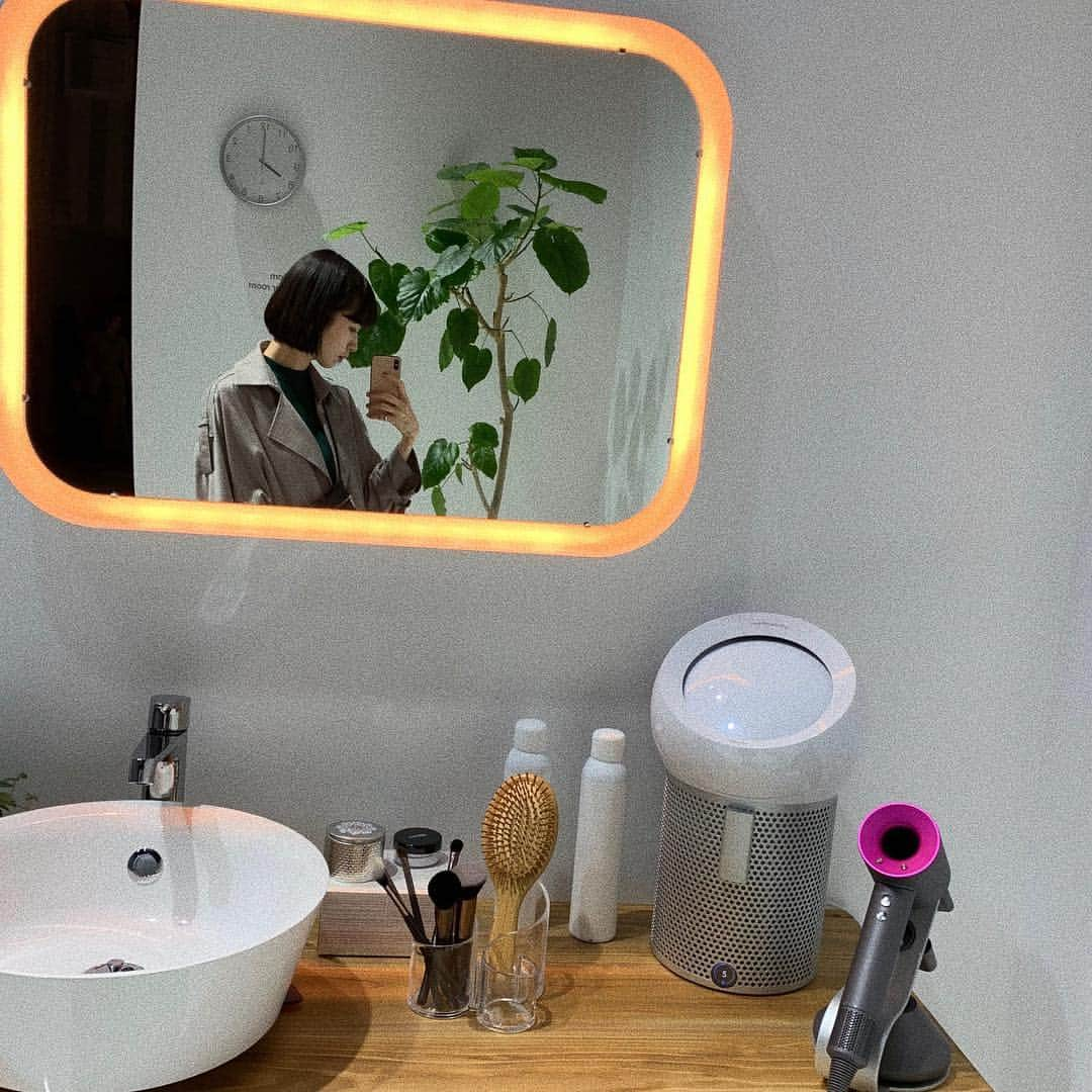 うちだゆうほさんのインスタグラム写真 - (うちだゆうほInstagram)「昨日はダイソンの新製品﻿ 「Dyson Pure Cool Me」の発表会へ﻿ ﻿ ﻿ デザインエンジニアの方から直接最新の空気清浄テクノロジーの説明を聞いたり、空気の流れや、実際にどのような構造になっているのかを見させていただいて、びっくり！空気清浄機はイコールでうるさい、大きい、ビジュアルがどれも可愛くない、と思っていたのですが、すごく音が静かでコンパクトだしビジュアルも素敵なので、インテリアにも溶け込んでくれそうだな、と思いました🌪﻿ ﻿ 空気を綺麗にしてくれるだけでなくて、﻿ 夏には扇風機としても使えるらしいので、﻿ 普段は子供部屋に、﻿ 寝るときは移動させて寝室に、なんていいかも！﻿ ﻿ 子供部屋に置いといたらいたずらされるかな😂﻿ ﻿ #dysonhome #dysonpurecool﻿」4月18日 18時20分 - uchidayuho