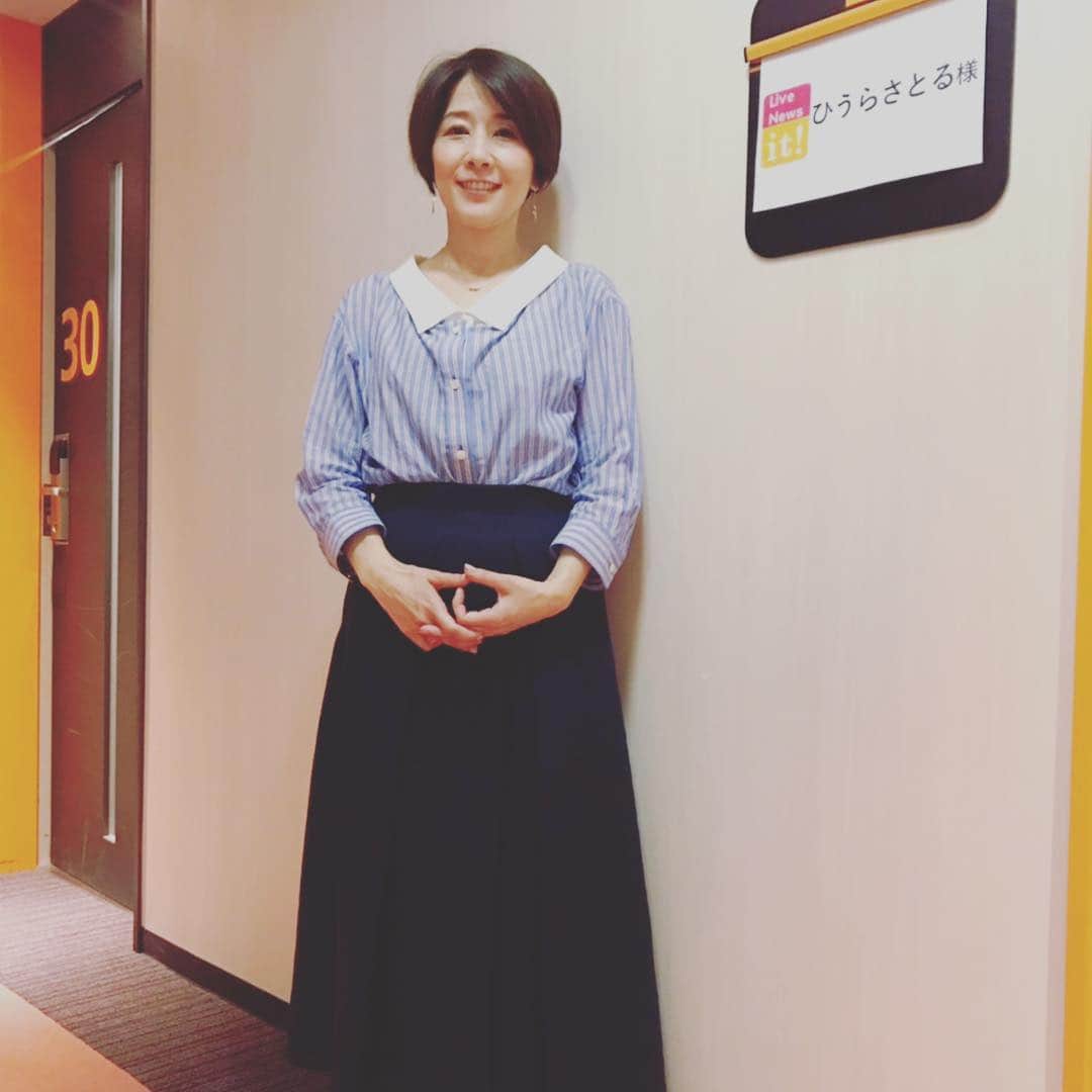 ひうらさとるのインスタグラム：「本番終わりましたー。ランドセルほんとに軽かった…。まさかこの歳になってランドセル背負ってテレビ出るって人生設計になかったけど…。 お洋服はまたまたケイタマルヤマ！このブラウス可愛いよねぇ💕 来週はお休みしますー。 #livenewsit  #keitamaruyama」