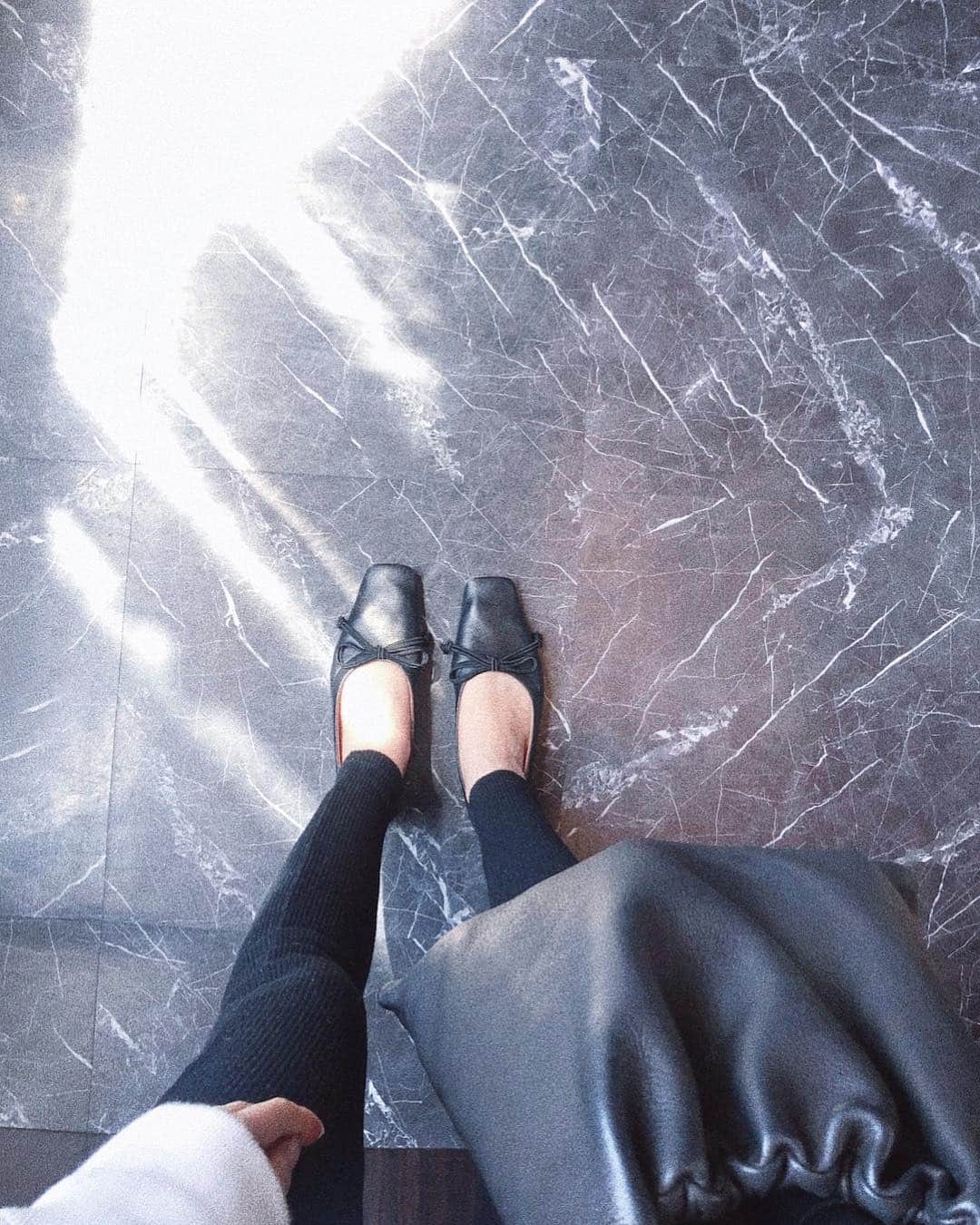 丸林広奈さんのインスタグラム写真 - (丸林広奈Instagram)「スクエアトゥ好き🖤  #ootd #shoes #pippichic #fashion #flatshoes #monotone」4月18日 18時20分 - hironamarubayashi