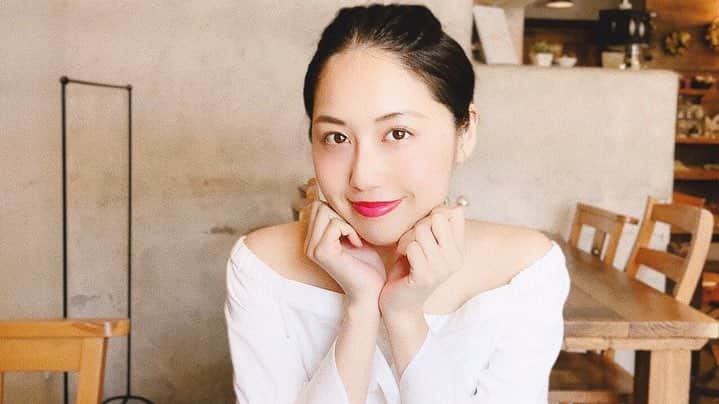 上田真実さんのインスタグラム写真 - (上田真実Instagram)「* * * * 🍀広島備忘録🍀 * 先日、お母さんと一緒day👩‍👧♡ と言うことで母とランチしてきました♬ ず〜っと気になってた五日市にあるカフェ #5daysmarket さん🍽 JR五日市駅から歩いてすぐです✿ * 私はおにぎりワンプレートランチ🍙 お母さんはパスタランチ頂きました🍝 * この日のメインはサクサクのカツ！！🐷🍴 上にのってるポルチーニ茸のソースが特に 香りすごくて美味しかったぁ♡♡ ちょこちょこ色んなおかず食べれて嬉しい🤩 スープはオニオンスープ◎ おにぎりは小さめに握って頂いたよぉ(*´ｰ`*)♡ お母さんのパンも小さくて可愛かったので ちょっと分けてもらいました🤤笑 * とにかくお洒落だし写真も映える🤗📸 お店の方の笑顔も素敵〜✨ 窓辺から指す太陽の光がぽかぽか温かくてとても居心地良い☀ 地元内外から愛されるカフェです☺·˖✶ また広島に帰った際は行きたいなぁ♬ * ごちそうさまでした♡♡ * * * * #5デイズマーケット #五日市カフェ #五日市ランチ #五日市グルメ #広島カフェ #広島ランチ #広島グルメ #広島カフェ巡り #広島カフェ部 #ワンプレートごはん #おにぎりプレート #お洒落カフェ #カフェ巡り #カフェスタグラム #カフェ巡り好きな人と繋がりたい #インスタ映え #インスタ映えスポット #お洒落cafe #おしゃれスポット #ドライブ #cafe #instafood」4月18日 18時20分 - spk05290