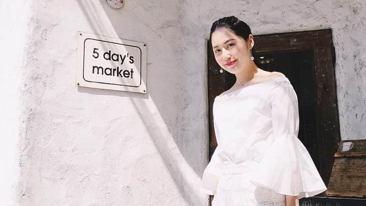 上田真実さんのインスタグラム写真 - (上田真実Instagram)「* * * * 🍀広島備忘録🍀 * 先日、お母さんと一緒day👩‍👧♡ と言うことで母とランチしてきました♬ ず〜っと気になってた五日市にあるカフェ #5daysmarket さん🍽 JR五日市駅から歩いてすぐです✿ * 私はおにぎりワンプレートランチ🍙 お母さんはパスタランチ頂きました🍝 * この日のメインはサクサクのカツ！！🐷🍴 上にのってるポルチーニ茸のソースが特に 香りすごくて美味しかったぁ♡♡ ちょこちょこ色んなおかず食べれて嬉しい🤩 スープはオニオンスープ◎ おにぎりは小さめに握って頂いたよぉ(*´ｰ`*)♡ お母さんのパンも小さくて可愛かったので ちょっと分けてもらいました🤤笑 * とにかくお洒落だし写真も映える🤗📸 お店の方の笑顔も素敵〜✨ 窓辺から指す太陽の光がぽかぽか温かくてとても居心地良い☀ 地元内外から愛されるカフェです☺·˖✶ また広島に帰った際は行きたいなぁ♬ * ごちそうさまでした♡♡ * * * * #5デイズマーケット #五日市カフェ #五日市ランチ #五日市グルメ #広島カフェ #広島ランチ #広島グルメ #広島カフェ巡り #広島カフェ部 #ワンプレートごはん #おにぎりプレート #お洒落カフェ #カフェ巡り #カフェスタグラム #カフェ巡り好きな人と繋がりたい #インスタ映え #インスタ映えスポット #お洒落cafe #おしゃれスポット #ドライブ #cafe #instafood」4月18日 18時20分 - spk05290
