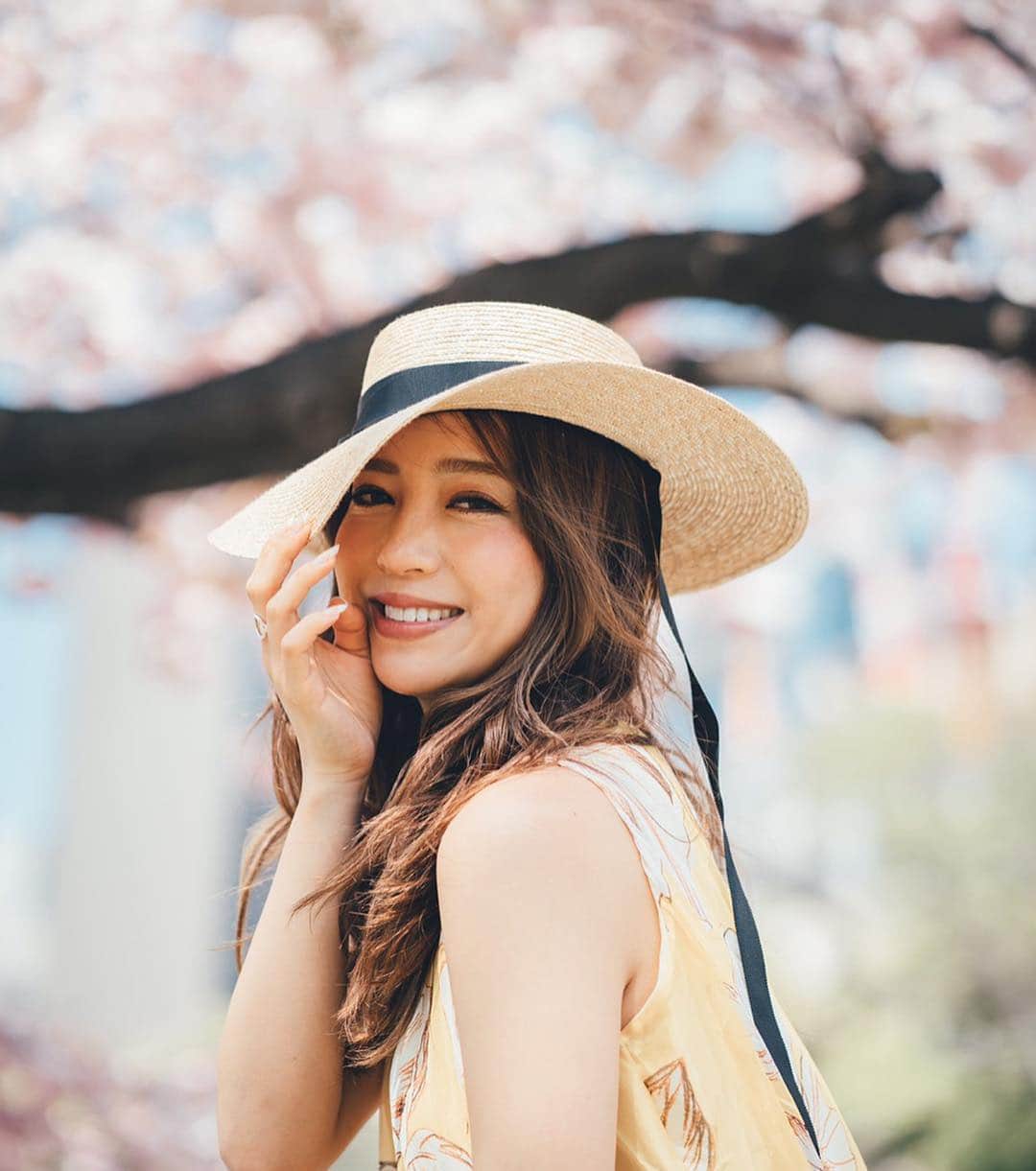 唯可（yuika）さんのインスタグラム写真 - (唯可（yuika）Instagram)「* 4月18日をもちまして。 また１つ歳を重ねました🙏 何歳かはもう聞かないでください🌸31歳です✌️ お花見行けなかったけど散る前のラスト桜で 写真撮れて幸せ〜😚🧡 * * * hat.... @chapeaud_o #chapeaud_o  onepiece.... @chicwish.japan #chicwishjapan  photo .... @jayclewis12」4月18日 18時21分 - yu.i.k.a