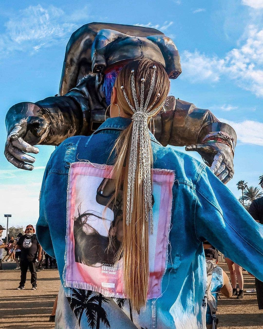 ghd hairさんのインスタグラム写真 - (ghd hairInstagram)「chained to the rhythm ⛓️ @lydia_connell's amazing embellishment had everyone talking at #Coachella. Styled by @patrickwilson and inspired by  @JustineMarjan's NYFW looks - this is a fierce af twist on a pony.  Check out the video for this look on our IGTV channel. 👌  #ghdhair #goodhairday #ghd #ghdhairpro #hairgoals #ghdxcoachella #ponytail #lowpony #chainhair」4月18日 18時23分 - ghdhair