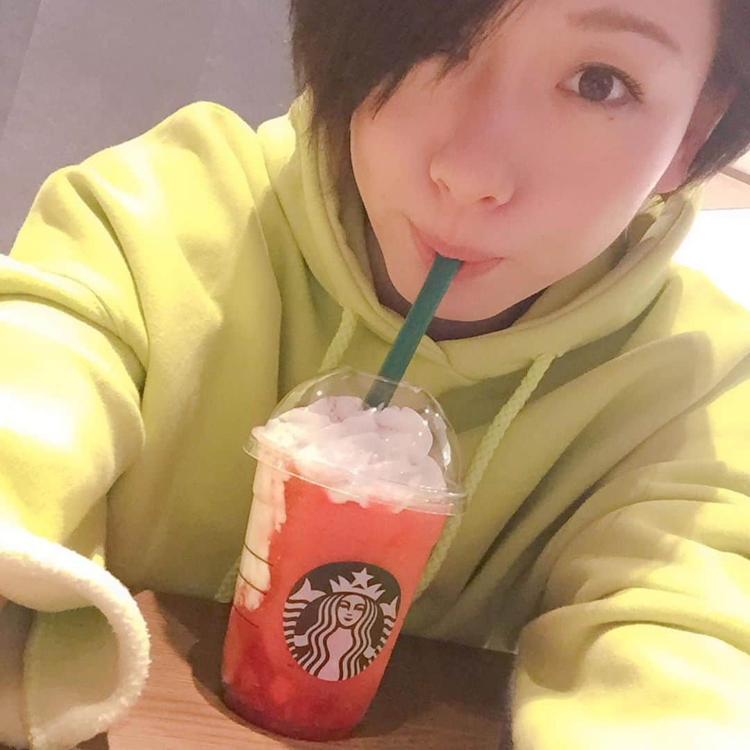 岩村菜々美さんのインスタグラム写真 - (岩村菜々美Instagram)「イチゴラブ❤️ #スタバ #イチゴ #イチゴのなんたらフラペチーノ」4月18日 18時24分 - nanami1120