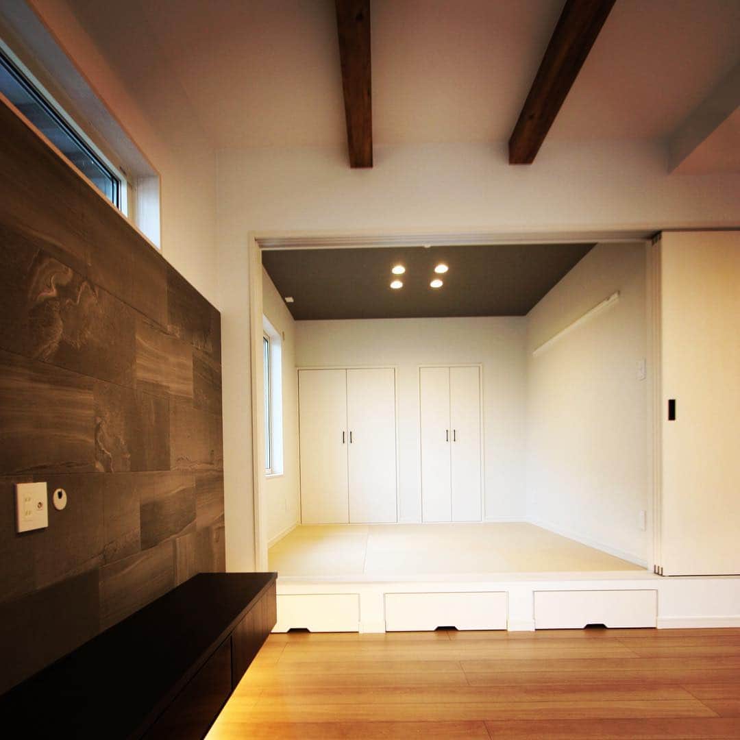 井上建設株式会社（下関）のインスタグラム：「#inouek #japanesroom #こあがりの和室 #drawer storage  設計初期からのご要望 和室は小上がりにして 下を収納に  そして…壁掛けTVの背面はシックな柄のタイルで→大正解！ですねっ」
