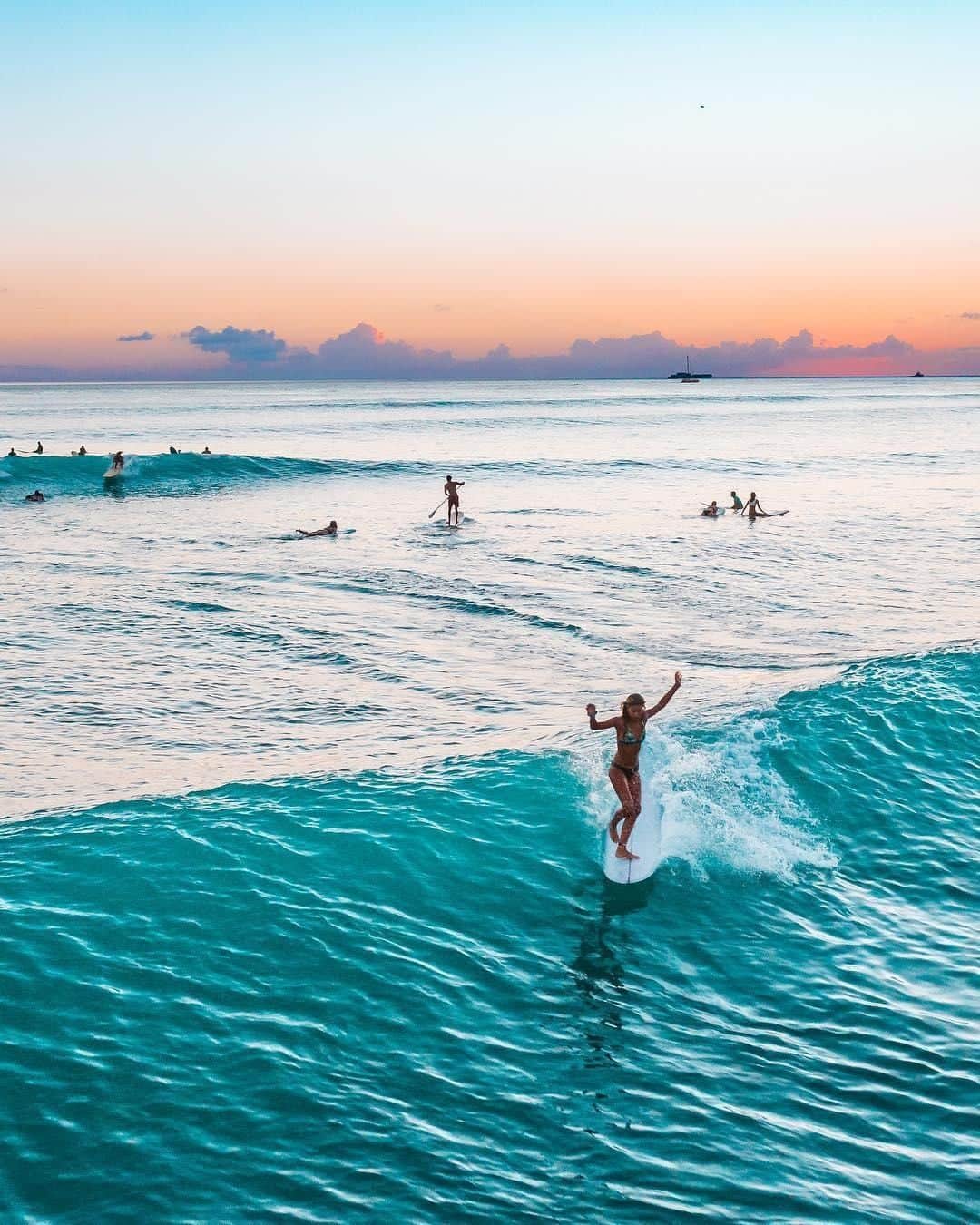 ハワイアン航空さんのインスタグラム写真 - (ハワイアン航空Instagram)「日が長くなってきた分、日が沈むぎりぎりまで #サーフィン を楽しめて、ちょっと得した気分😙 サーフィンは日の出と共に楽しみたいですか？それとも夕日をバックに楽しみたいですか？🏄‍♀ 📍  #オアフ島 #ワイキキ 📷: IG @tommypierucki」4月18日 18時30分 - hawaiianairlinesjp