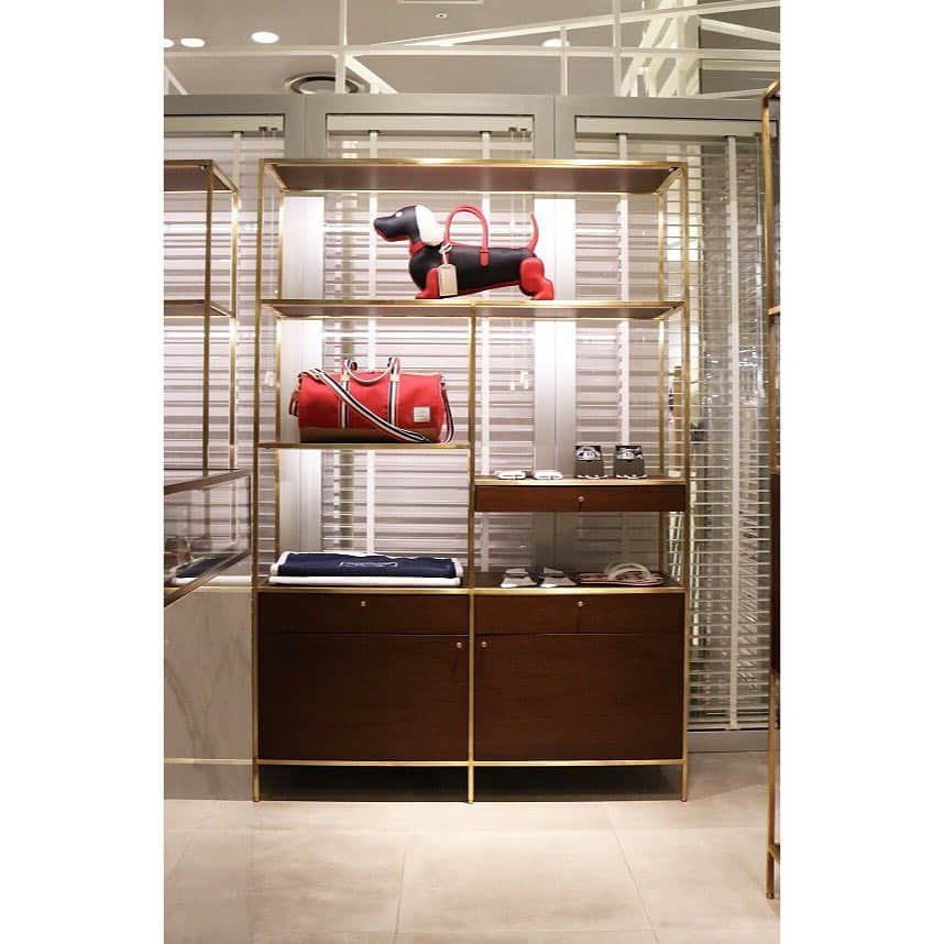 HANKYU.MODEさんのインスタグラム写真 - (HANKYU.MODEInstagram)「THOM BROWNE CHOCOLATE OPEN At 3F MODE  #Hankyu #HANKYUMODE #umedahankyu #阪急うめだ本店 #うめだ阪急 #阪急百貨店 #osaka #umeda #mode #thombrowne #トムブラウン #louissherryny #ルイスシェリーニューヨーク #chocolate #チョコレート #newopen #bag #バッグ #gift #ギフト」4月18日 18時30分 - hankyumode