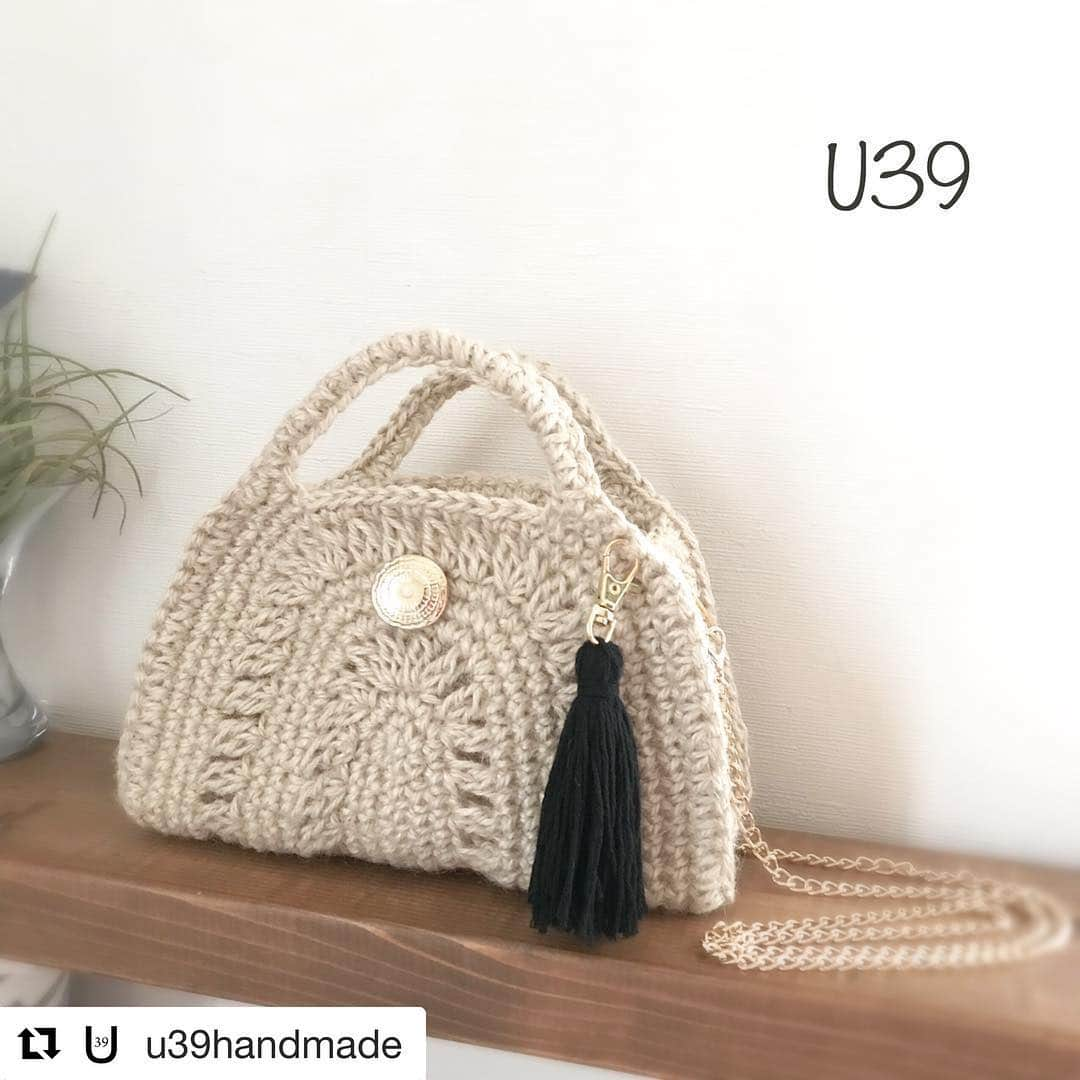 EINSHOP／アインショップさんのインスタグラム写真 - (EINSHOP／アインショップInstagram)「#Repost @u39handmade with @get_repost ・・・ ・ ・ ホワイトの麻糸でミニバッグ。 ゴールドのチェーンショルダーを付けています。 ・ ・ ・ ・ 出店予定の【4/20ムサシオープンデパートDJ&LIVEナイト】【5/3ピクニックマーケット】に並べます！ #U39イベント販売商品 ・ ・ 💝オーダーは随時受付しています。国外への発送はできる限り対応させていただきます。申し訳ありませんが、日本語以外の言語は対応できません。DM又はプロフィールリンクのメール又はLINE（＠ekg4565g）からお気軽にお問い合わせください。 ・ ・ 🗓スケジュール（ご予約や詳細は、コメント又はDMから気軽にお問い合わせください） 🕸4月17日（水）10:00〜 （要予約） ズパゲッティ編み物定期講座（随時体験可） 【ザクザク編めるズパゲッティ講座】 コープカルチャー姫路田寺（兵庫県姫路市） 🕸4月18日（木）13:00〜 【編み物教室】 ポチ屋カフェ（兵庫県高砂市） 要予約（残席🔺） 🎪4月20日（土）12:00〜21:00 【ムサシオープンデパートDJ&LIVEナイト】物販出店 加古川ウェルネスパーク（兵庫県加古川市） 🕸4月24日（水）13:00〜 【ザクザク編めるズパゲッティ 鍋敷きorミニバッグ】1日講座 コープカルチャー姫路田寺（兵庫県姫路市） 要予約 🕸4月26日（金）10:00〜 【編み物教室】 八幡コーポレーション加古川くらしの駅（兵庫県加古川市） 要予約（残席🔺） 🎪5月3日（金）10:00〜17:00 【ピクニックマーケット】物販出店 加古川市役所前広場（兵庫県加古川市） 🕸5月8日（水）13:00〜 【プラントハンガー】1日講座 コープカルチャー姫路田寺（兵庫県姫路市） 要予約 🕸5月14日（火）10:00〜 【編み物雑貨教室】 コープカルチャー協同学苑（兵庫県三木市） 要予約 🕸5月24日（金）10:00〜 【編み物教室】 八幡コーポレーション加古川くらしの駅（兵庫県加古川市） 要予約 🕸6月11日（火）10:00〜 【編み物雑貨教室】 コープカルチャー協同学苑（兵庫県三木市） 要予約 ・ ✉︎かぎ針編み・ズパ編み・マクラメタペストリーレッスンについて✉︎ 月二回の定期講座（一日体験可）や個別レッスンを行っています。 ご予約や詳細はダイレクトメッセージ又はLINE（＠ekg4565g）からお気軽にお問い合わせください。 ・ #麻バッグ#ジュートバッグ#麻#麻糸#麻ひもバッグ #instacrochet #instacrocheting #jutebags #crochet#あみもの#編み物#手編みバッグ#かぎ針#かぎ針編み#ハンドメイド#handmade#加古川#兵庫#オープンデパート #オープンデパート朝市 #ムサシオープンデパート#ピクニックマーケット#littlehappiness #U39#Thankyou」4月18日 18時45分 - 634asaichi