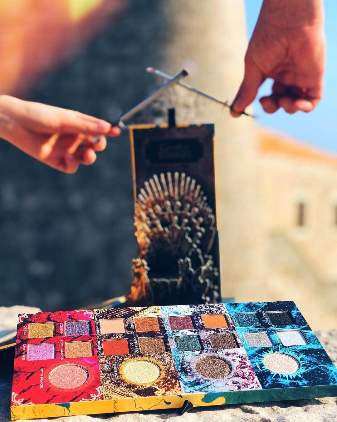 sananasさんのインスタグラム写真 - (sananasInstagram)「ALERTE 🔥🐉La collection @urbandecaycosmetics x @gameofthrones est enfin disponible en avant première sur le site de @sephorafrance et dans la boutique des Champs Elysées😱🤩Elle arrivera courant avril dans certains points de vente mais sachez que c’est une édition limitée donc il n’y en aura pas pour tout le monde (déjà en rupture aux USA😅) ! __ Sur les yeux je porte les fards « Nymeria » et « House Lannister » mélangés en creu de paupières et le fard « Bend the knee » (😂) mélangé au « Hardhome » sur la paupière mobile ! J’ai terminé avec un point lumière au coin de l’œil avec le fard « Hardhome » 👀Sans oublier l’highlighter « Viserion » de la palette  Mother of dragons 🥚🥚🥚 Au centre de mes lèvres j’ai aussi mis un peu de fard « Hardhome » pour donner un petit effet « glacé » à mon make up ! Et voilà ! Easy peasy 😜 __ Qui est fan de la série ??? Je veux vous voir dans les commentaires ahah !  PS : Sur la deuxième photo c’est juste Jon Snow qui s’entraîne avec Arya ne vous inquiétez pas ... En vrai c’était un délire et j’ai décidé de garder la photo 🤦🏻‍♀️🤷🏻‍♀️ __ #Got #UrbanDecay #ForTheThrone #UrbanDecayFrance #UrbanDecayxGameOfThrones」4月18日 18時44分 - sananas2106