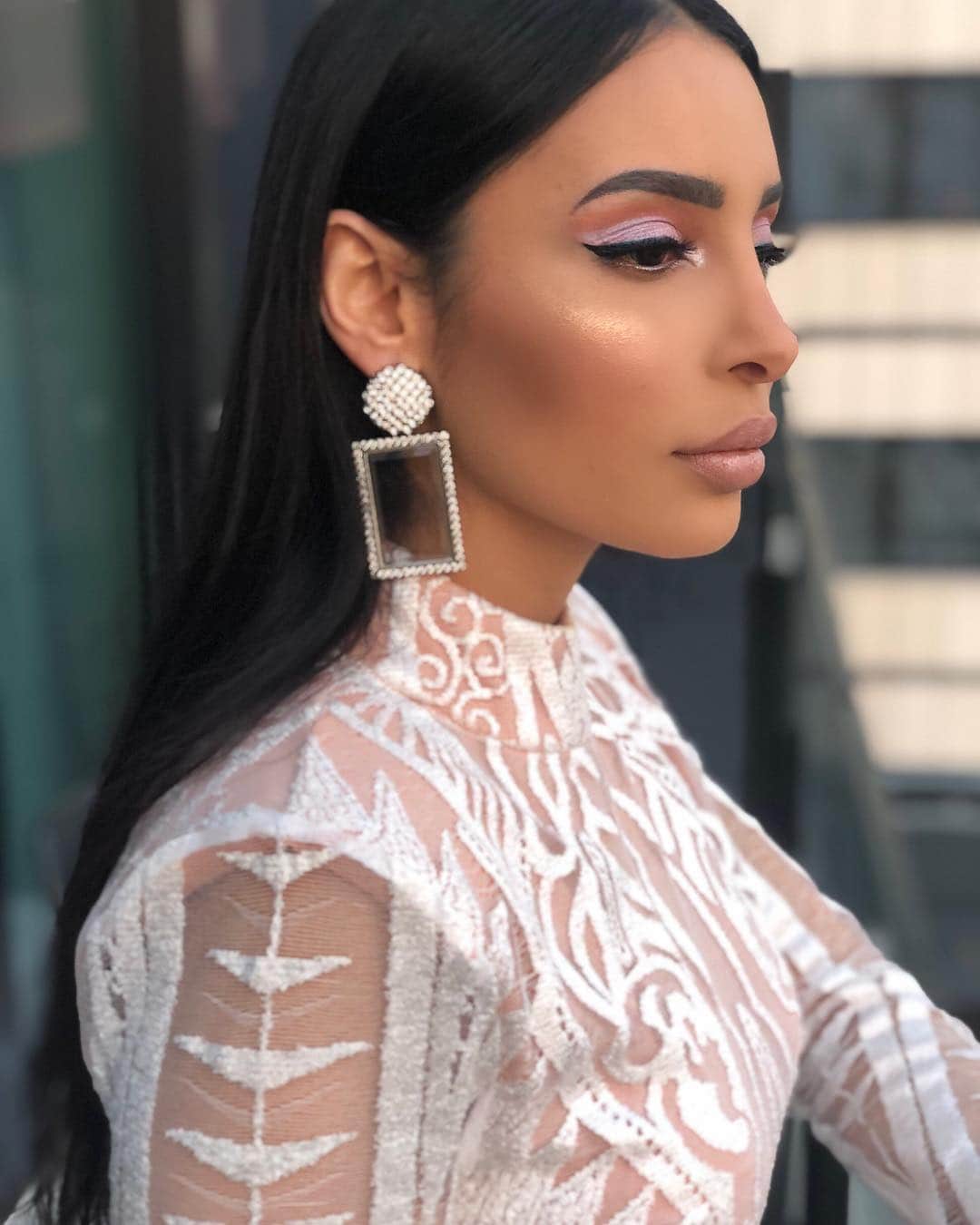 sananasのインスタグラム：「ALERTE 🔥🐉La collection @urbandecaycosmetics x @gameofthrones est enfin disponible en avant première sur le site de @sephorafrance et dans la boutique des Champs Elysées😱🤩Elle arrivera courant avril dans certains points de vente mais sachez que c’est une édition limitée donc il n’y en aura pas pour tout le monde (déjà en rupture aux USA😅) ! __ Sur les yeux je porte les fards « Nymeria » et « House Lannister » mélangés en creu de paupières et le fard « Bend the knee » (😂) mélangé au « Hardhome » sur la paupière mobile ! J’ai terminé avec un point lumière au coin de l’œil avec le fard « Hardhome » 👀Sans oublier l’highlighter « Viserion » de la palette  Mother of dragons 🥚🥚🥚 Au centre de mes lèvres j’ai aussi mis un peu de fard « Hardhome » pour donner un petit effet « glacé » à mon make up ! Et voilà ! Easy peasy 😜 __ Qui est fan de la série ??? Je veux vous voir dans les commentaires ahah !  PS : Sur la deuxième photo c’est juste Jon Snow qui s’entraîne avec Arya ne vous inquiétez pas ... En vrai c’était un délire et j’ai décidé de garder la photo 🤦🏻‍♀️🤷🏻‍♀️ __ #Got #UrbanDecay #ForTheThrone #UrbanDecayFrance #UrbanDecayxGameOfThrones」