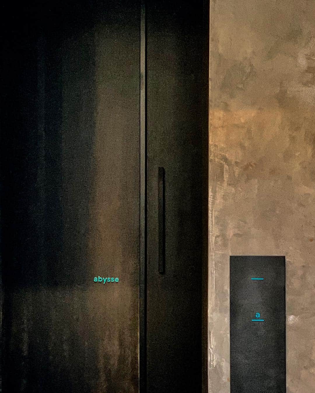 川上俊のインスタグラム：「abysse : modern seafood cuisine at daikanyama tokyo - new branding/ logo+graphic and signage and web by @shunkawakami & #artless - ミシュラン1つ星レストラン abysse @abysserestaurant 。代官山に移転するタイミングでリブランディングを行いました。 abysse をグローバルに届けるためのデザインとして。 #shunkawakami」