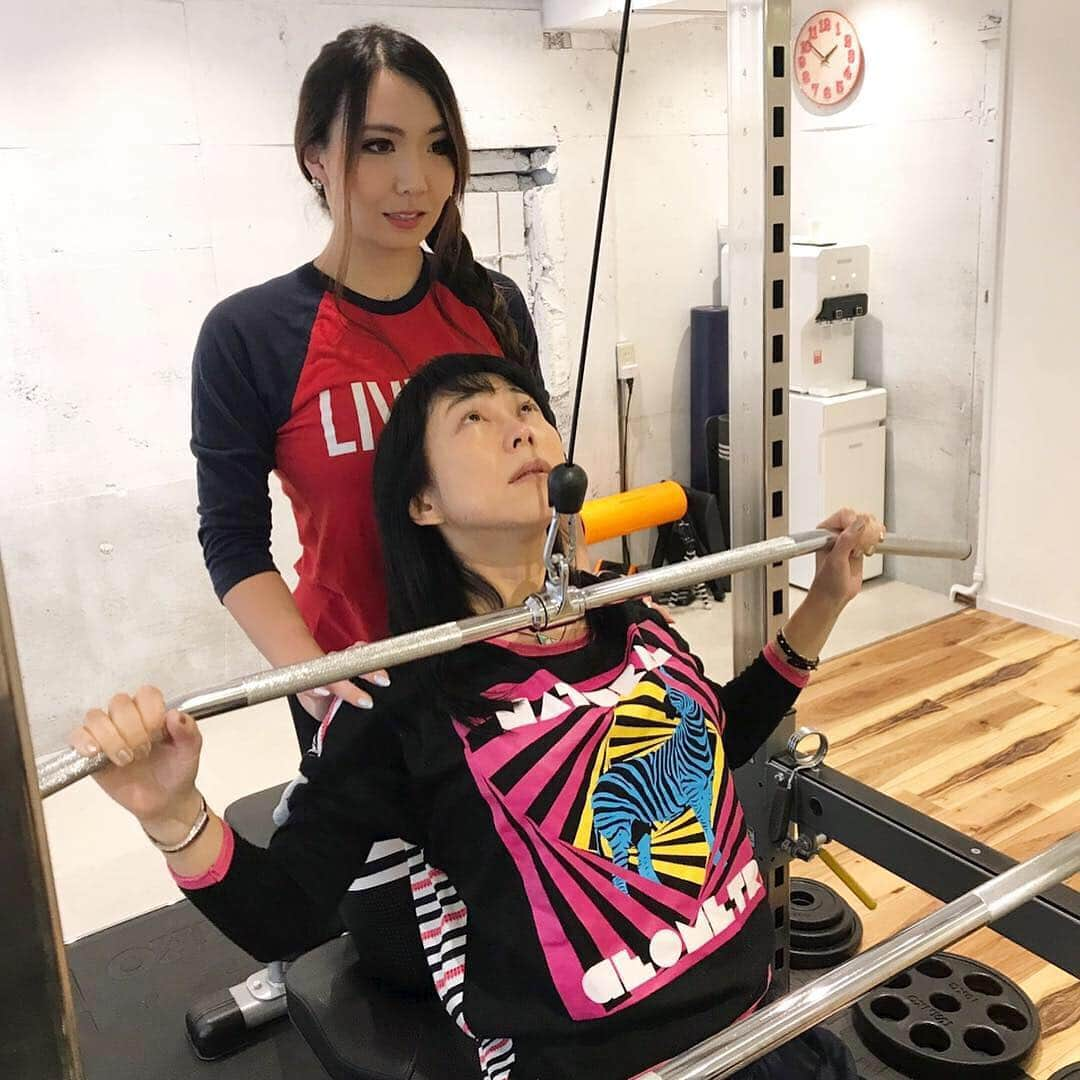 jun fitnessさんのインスタグラム写真 - (jun fitnessInstagram)「・ 【🍎Apple GYM モニター募集中🍎】 お笑い芸人の、椿鬼奴さん @tsubakioniyakko 😊 肩トレ＆背中トレ頑張りました🏋🏾‍♂️ ・ パーソナルトレーニングの良さは、 その方に合った重さ・種目を、 正しいフォームに誘導しながら、 効かせたい部位を意識してもらいながら行って頂くので、 ・ 自分一人で、なんとなーくやるトレーニングとは 全然違います💪🏾✨ なのでとっても効率的😊 ・ ・ 芸能人100名以上のサポート実績をもつ、 @apple_gym_tokyo は只今、 新店舗『吉祥寺店』と、中目黒店・二子玉川店にて モニター募集中です🏋🏾‍♂️ ・ 通常コース料金の半額に近い、 モニター限定価格にてご案内です✨ （※人数に限り有！先着順です） ・ ・ 詳細は @apple_gym_tokyo のDM、 もしくは私のDMまでお問い合わせください✉️ ・ ・ また、@apple_gym_tokyo は 5月に福岡天神店、 6月に埼玉大宮店、 その後も続々と新店舗オープン予定です㊗️✨ 乞うご期待〜😘💪🏾 ・ ・ #diet#bodymake#fitness#motivation#workout#campaign#apple#applegym #ダイエット#脂肪燃焼#筋トレ女子#筋トレ#脚やせ#モチベーション#減量#腹筋#モニター募集#お笑い芸人#芸能人#椿鬼奴#パーソナルトレーニング#プライベートジム#キャンペーン」4月18日 18時42分 - jjfitness44