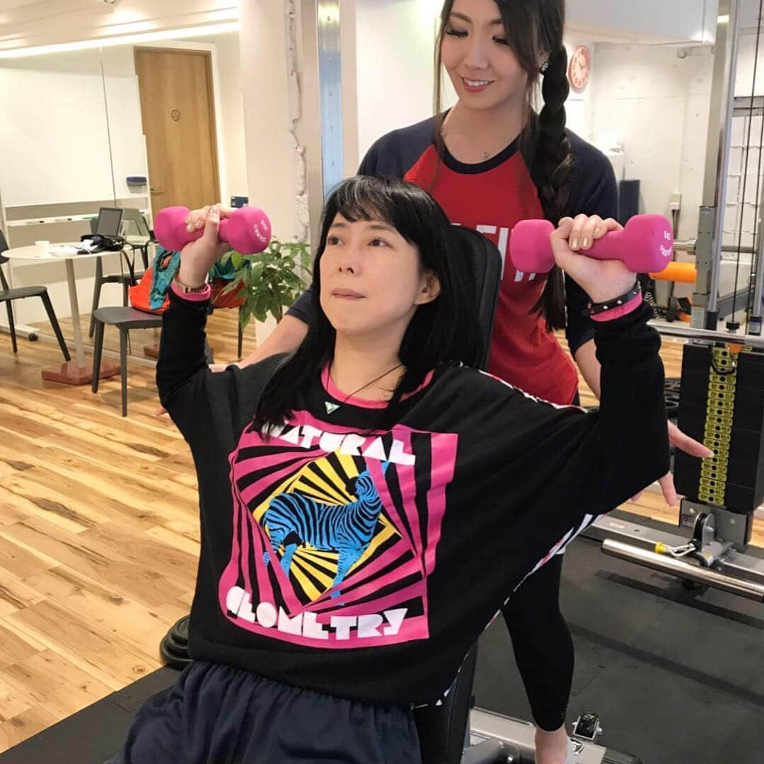 jun fitnessさんのインスタグラム写真 - (jun fitnessInstagram)「・ 【🍎Apple GYM モニター募集中🍎】 お笑い芸人の、椿鬼奴さん @tsubakioniyakko 😊 肩トレ＆背中トレ頑張りました🏋🏾‍♂️ ・ パーソナルトレーニングの良さは、 その方に合った重さ・種目を、 正しいフォームに誘導しながら、 効かせたい部位を意識してもらいながら行って頂くので、 ・ 自分一人で、なんとなーくやるトレーニングとは 全然違います💪🏾✨ なのでとっても効率的😊 ・ ・ 芸能人100名以上のサポート実績をもつ、 @apple_gym_tokyo は只今、 新店舗『吉祥寺店』と、中目黒店・二子玉川店にて モニター募集中です🏋🏾‍♂️ ・ 通常コース料金の半額に近い、 モニター限定価格にてご案内です✨ （※人数に限り有！先着順です） ・ ・ 詳細は @apple_gym_tokyo のDM、 もしくは私のDMまでお問い合わせください✉️ ・ ・ また、@apple_gym_tokyo は 5月に福岡天神店、 6月に埼玉大宮店、 その後も続々と新店舗オープン予定です㊗️✨ 乞うご期待〜😘💪🏾 ・ ・ #diet#bodymake#fitness#motivation#workout#campaign#apple#applegym #ダイエット#脂肪燃焼#筋トレ女子#筋トレ#脚やせ#モチベーション#減量#腹筋#モニター募集#お笑い芸人#芸能人#椿鬼奴#パーソナルトレーニング#プライベートジム#キャンペーン」4月18日 18時42分 - jjfitness44