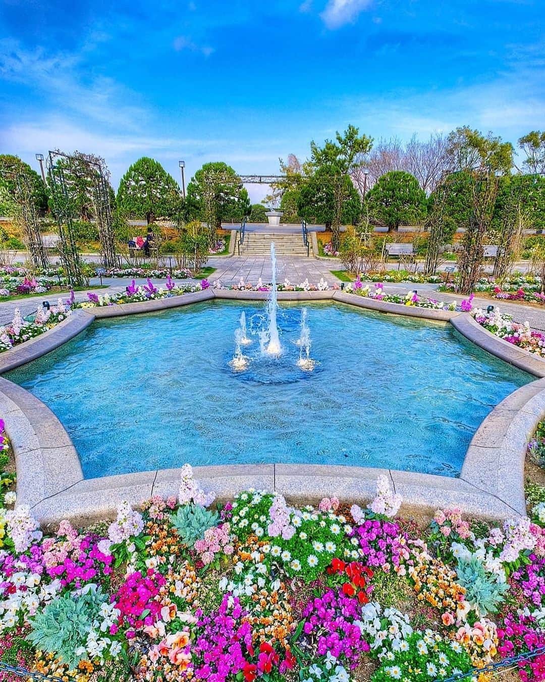 横浜市さんのインスタグラム写真 - (横浜市Instagram)「Harbor View Park looking cute dressed in spring 🌷 Photo: @hiro7.18 #myyokohama」4月18日 18時42分 - findyouryokohama_japan
