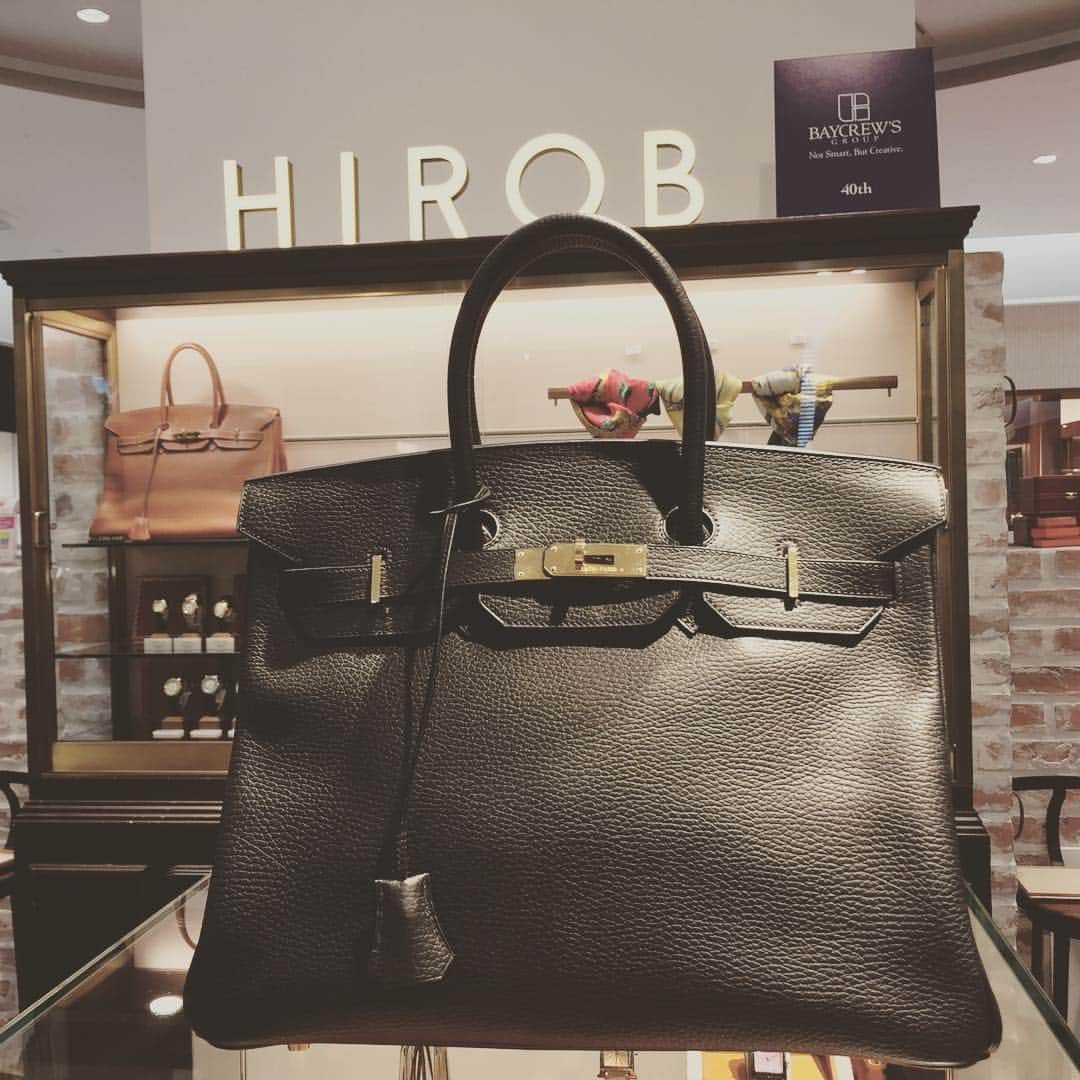 HIROBさんのインスタグラム写真 - (HIROBInstagram)「【HIROB札幌店】﻿ Vintage HERMES BIRKIN﻿ ﻿ vintage HERMES BIRKIN 35 のブラックカラーが入荷致しました。﻿ ﻿  お問い合わせはHIROB札幌店まで。﻿ 011-209-5119﻿ #Antique﻿﻿ #アンティーク﻿﻿ #vintage﻿﻿ #ヴィンテージ﻿﻿ #fashionista﻿﻿ #instagood﻿﻿ #OOTD﻿﻿ #love﻿﻿ #YOLO﻿﻿ #accessories﻿﻿ #アクセサリー﻿﻿ #Fashion﻿﻿ #時計﻿﻿ #腕時計﻿﻿ #watch﻿﻿ #自分へのご褒美﻿﻿ #baycrews﻿﻿ #hirob﻿﻿ #ヒロブ札幌﻿﻿ #札幌ステラプレイス﻿﻿ #stellarplace﻿﻿ #ステラプレイス﻿﻿ #北海道﻿﻿ #hokkaido﻿﻿ #札幌﻿﻿ #sapporo ﻿﻿ #HERMESBIRKIN﻿ #BIRKIN35﻿ #vintageHERMES35」4月18日 18時43分 - hirob.jp