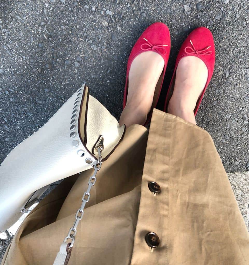 ❁coco❁さんのインスタグラム写真 - (❁coco❁Instagram)「【コーデ】2019.4.18  ブラック×ベージュ 赤い靴をポイントに👠 ・ tops … #twofaces_press  skirt … coca_official_store  bag … @rakuten_fashion  shoes … #gu_for_all_ #gumania  piace … @paulownia.k ・ ・ お気に入りの この壁で撮ったコーデは これで最後かも…なんか寂しい😭 でも 人がこない  いい場所見つけちゃった🤭✨ ・・・---------------------------------------------------- 洋服の詳細 ▶︎ ▶︎ @rococo39  プロフURLから アメーバオフィシャルBLOGと #楽天roomに載せてます ♡ youtube 配信 ▶︎ ▶︎ 火曜.金曜 ----------------------------------------------------------」4月18日 18時46分 - rococo39