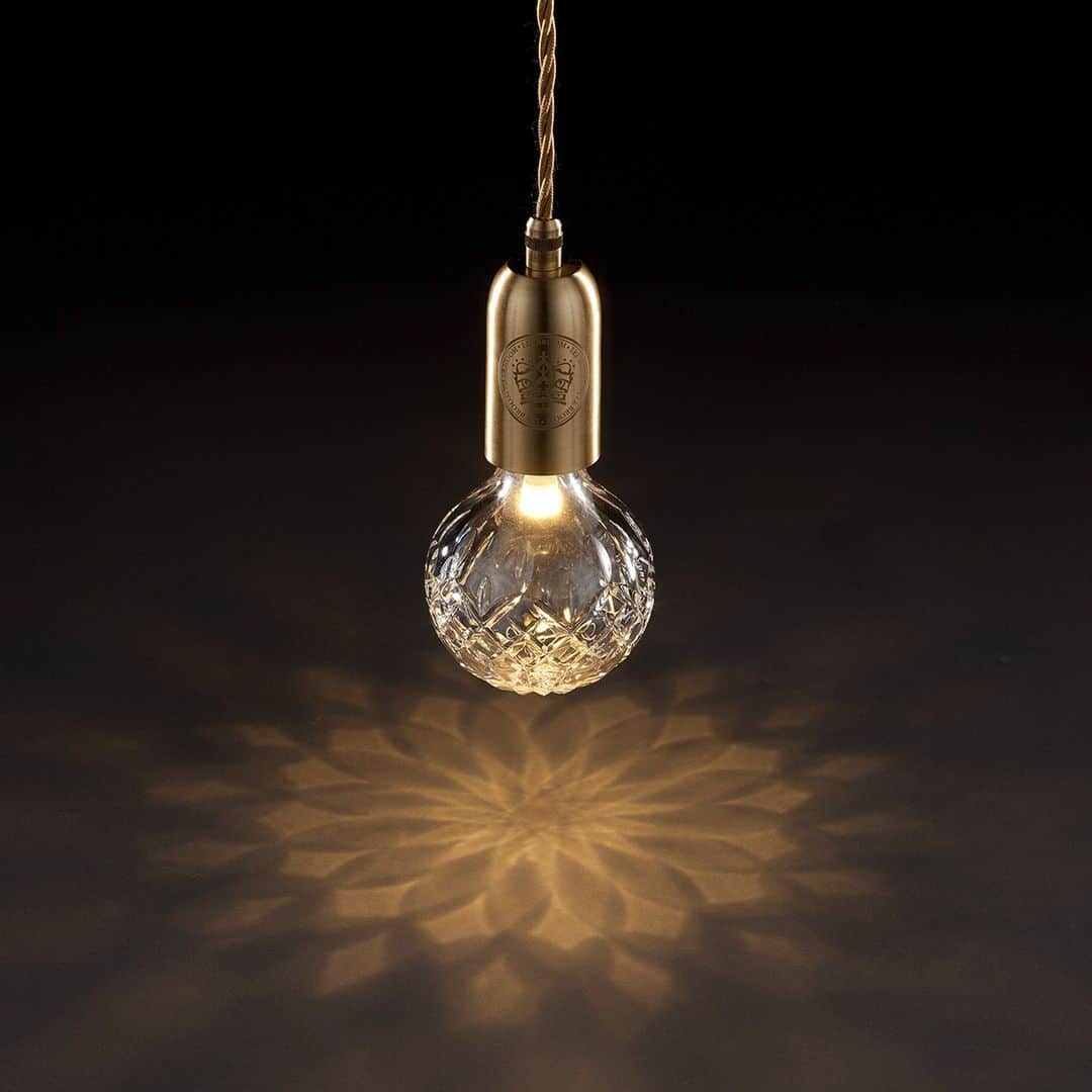 のインスタグラム：「#LEEBROOM #FLYMEe #lightingdesign #lightingfixture #moderndesign #modernlight #modernlighting #decorativelighting #luxurylighting #lightsculpture #luxurydesign #contemporarylighting #architecturallighting #lightingdesigner #britishdesign #interiorspaces #interiorlighting #suspensionlamp #designinspiration #interiordesignideas #productdesign #リーブルーム #フライミー #英国ブランド #インテリアデザイン #インテリアコーディネート #照明デザイン #インテリア照明 #ペンダントライト #インテリア通販」