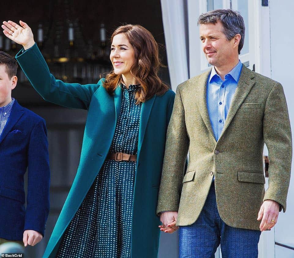 マーティン グラントのインスタグラム：「Crown Princess Mary in MARTIN GRANT green checked pattern Dress with camel Belt for the Queen’s 79th Birthday celebrations at Marselisborg Castle.  @Martingrantofficial @CrownPrincessMary @denmark @royalfamily @maryelizabeth.@fredericcrownprinceofdenmark @princedenmark @princessdenmark」
