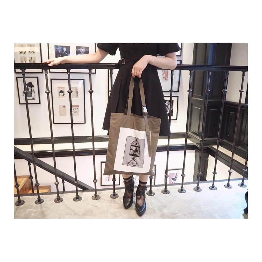 EATMEさんのインスタグラム写真 - (EATMEInstagram)「4.18 update... #EATME #APRIL #NEW #ITEM #🌹 バッグ、ソックス、パンプス➡︎発売中 ワンピース➡︎4.19発売予定 . TOP画面のURLからEATME WEB  STOREをCHECK💁🏻‍♀️ @eatme_japan . FRONTクロスベルトデザインワンピース（ #ONEPIECE ） ¥13,000（＋tax） COLOR🎨:BLK.PNK.BEG SIZE📐:S.M . グラフィックトートバッグ（ #BAG ） ¥6,000（+tax） COLOR🎨:KHK.BLK . シースルーピンストライプレース柄ソックス（ #SOX ） ¥1,800（＋tax） COLOR🎨: MIX.BLK . Vカットクロスパンプス（ #PUMPS ） ¥13,000（+tax） COLOR🎨:BLK.PNK.BEG SIZE📐:S（22.5cm) M（23.5cm）、L（24.5cm） . #EATME_COORDINATE #eatmejapan #イートミー #fetishmode #2019sseatme #WOODSCAGE #益若つばさ #tsubasamasuwaka #fashion #japan #tokyo #harajuku #osaka #umeda #原宿 #大阪 #梅田エスト #instagood #like4like」4月18日 18時57分 - eatme_japan