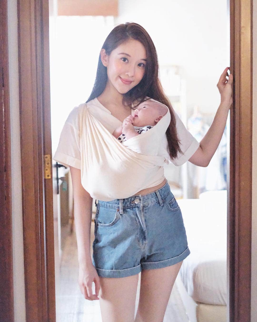 ジェシカ・ヤマダさんのインスタグラム写真 - (ジェシカ・ヤマダInstagram)「Outfit of the day: Arya @jessbebes, carried seamlessly in @babyktanid 👶🏻💞 #jesswears 🤣 . So guys, THIS is the baby carrier that I and hubby have been wearing a lot in my Stories. At first, it was a bit of a challenge trying to snug @jessbebes in it. But after a few trial-and-errors (plus a help from @babyktanid), it has become a HUGE HELP for us, srsly. . Both Arwen and Arya just loooveeee sleeping in it while I’m doing something else around the house. Even when they’re being super fussy and crying non stop*, I could just grab my @babyktanid, snug them inside, and tadah! Instant lullaby for them. 😂😍 PLUS, I get to be so close to them all the time (always gonna sniff that baby head of yours, babygirlllsssss). 😭💖💖💖 #possessiveobsessivemom *I’d first check if they’re full, burped, their diaper is dry, etc., so if after all that they’re still crying, then it’s @babyktanid to the rescue! 😉🌟 . #jessbebes #2monthsold #momlife」4月18日 18時58分 - jessyamada