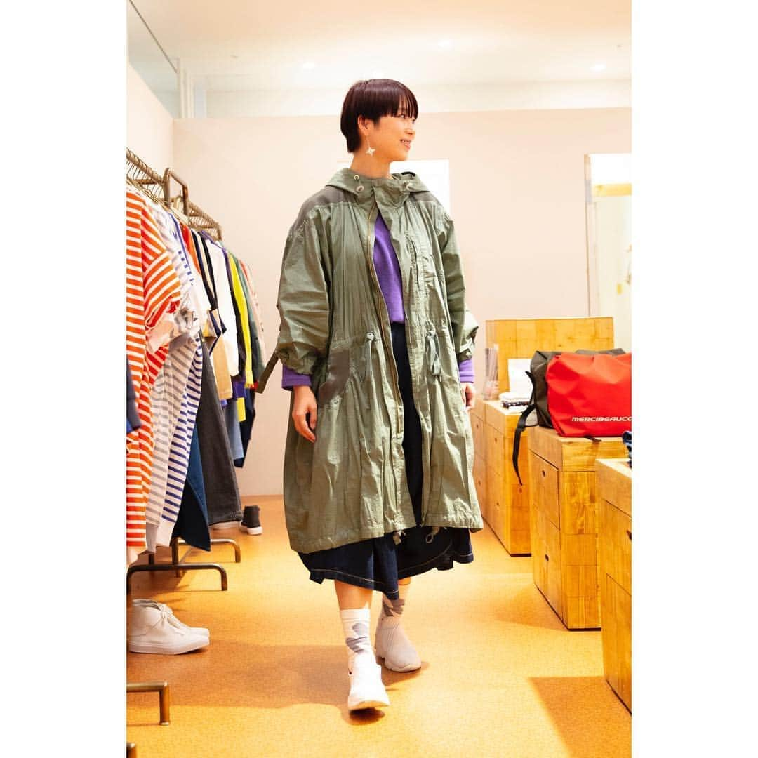 Laforet HARAJUKUさんのインスタグラム写真 - (Laforet HARAJUKUInstagram)「mercibeaucoup, / 3F COAT ￥36,720 SKIRT ￥19,440 SHOES ￥20,520 ※all tax in . 【🎽スポーツMIXなスタイルSNAP🎾】 name_真澄 height_170cm bloodtype_B ビッグシルエットなナイロンアウターをミドル丈のふんわりスカートでガーリーに。白スニーカーが爽やか🌊 . #LAFORETSTYLE #2019ss #fashionsnap #sportsmix #street #mercibeaucoup #merci #eeriutsugi #tokyo #laforet #harajuku #laforetharajuku #ファッションスナップ #スポーツミックス #ストリートファッション #ストリート系女子 #春コート #白スニーカー #メルシーボークー #メルシー #宇津木えり #東京 #ラフォーレ #原宿 #ラフォーレ原宿 #도쿄 #동경 #하라주쿠 #일본 #패션」4月18日 18時59分 - laforet_h