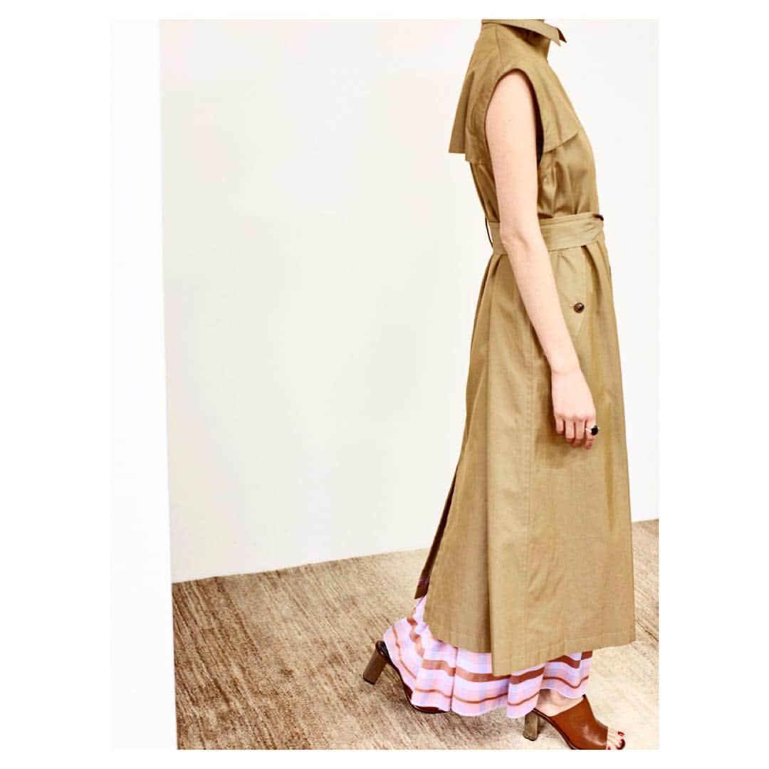 二ノ宮和佳子のインスタグラム：「Trenchcoat!! 袖をとると、ジレになるトレンチコート。 この季節に、とても重宝します。  #aewenmatoph #イウエンマトフ #trenchcoat」