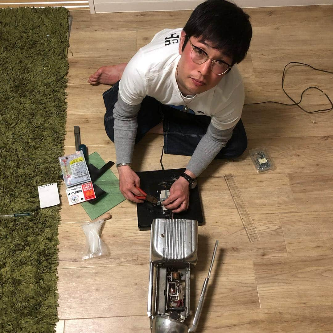 亘健太郎さんのインスタグラム写真 - (亘健太郎Instagram)「シェードランプの豆電球の部分を復活させてみたよ‼︎﻿﻿ ﻿﻿ #アメカジボーイズ ﻿﻿ #amecajiboys ﻿﻿ #アメカジ ﻿﻿ #アメカジ散策」4月18日 19時03分 - watarikentaro