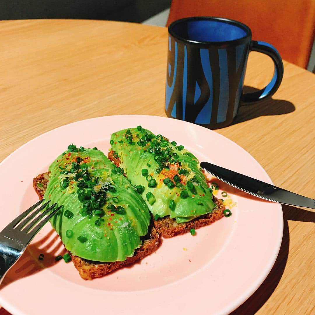 VOGUE GIRL JAPANさんのインスタグラム写真 - (VOGUE GIRL JAPANInstagram)「【本日のご褒美】#木曜日はグルメの日 🥑 アボカドたっぷりのトーストとコーヒーでほっとひと息☕️ 最近のお気に入りは、北欧インテリアブランド @haydesign の期間限定ショップ「HAY TOKYO」に併設されたカフェ。ヘルシーで美味しい朝食メニューを、同じく北欧発 @fuglentokyo のコーヒーと一緒に味わえます。もちろんカフェで使用されるテーブルウェアや家具類はすべて「#HAY 」のアイテム。おうちで使ったら、こんな感じかな〜？と妄想するのも楽しいです。 #gourmetthursday #todayslittlehappiness #VOGUEGIRLエディターのお気に入り #表参道モーニング #表参道カフェ #アボカドトースト」4月18日 19時05分 - voguegirljapan