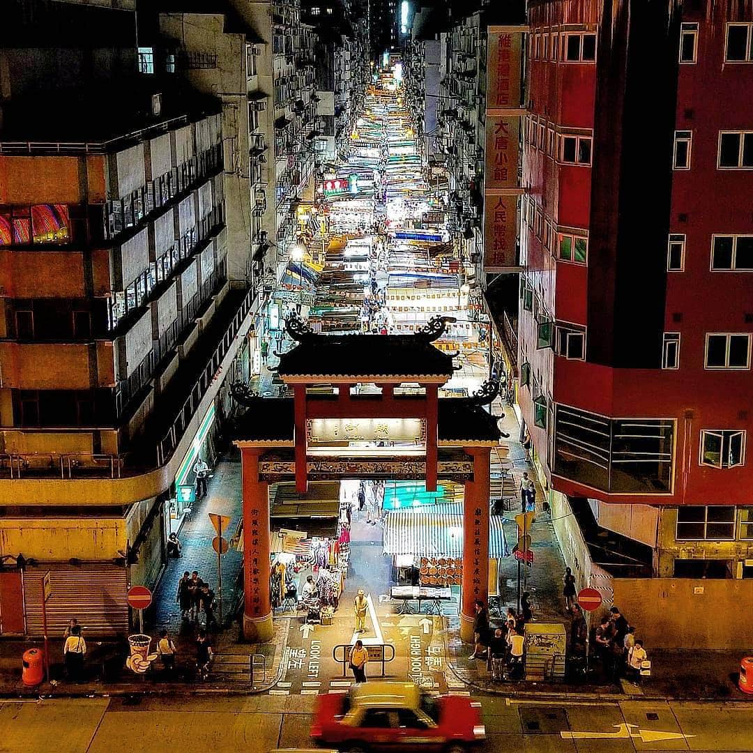 Discover Hong Kongさんのインスタグラム写真 - (Discover Hong KongInstagram)「If you’re in Hong Kong, don’t miss out on the theatre and festivity of the Temple Street Night Market! 廟街夜市燈火通明，滿滿道地情懷！ 賑やかに夜の街を彩る、テンプルストリート・ナイト・マーケットを見逃さないように！ 📷: @delistyle #DiscoverHongKong #repost」4月18日 19時05分 - discoverhongkong