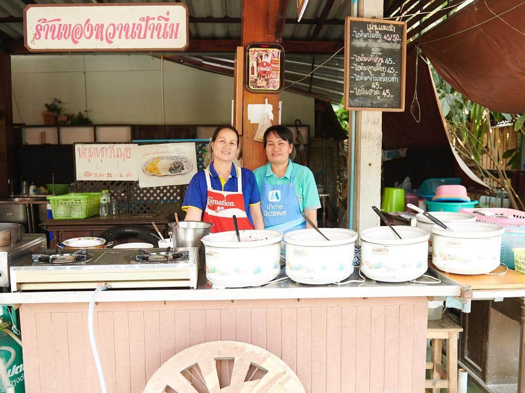 タイ国政府観光庁さんのインスタグラム写真 - (タイ国政府観光庁Instagram)「＜ローカル食堂探訪🥢＞﻿ 今回は、イサーン地方・ナーン県のタイデザート食堂「Pa Nim（パー・ニム）」へGO😋﻿ ﻿ 「Pa Nim（パー・ニム）」は1973年創業の老舗で、ナーン県に来た観光客のほとんどが訪れるほど人気の一軒✨﻿ ﻿ ココナッツアイスやブラウンライスをココナッツミルクで炊いたもの、仙草ゼリーなど、20種類ほどのタイ伝統デザートを組み合わせて食べることのできるユニークなお店です🍧﻿ ﻿ #ローカル食堂探訪 #タイ #ナーン #イサーン #パーニム #タイデザート #タイ料理 #甘党 #ココナッツアイス #ココナッツ #こんなタイ知らなかった #タイを知りつくす #タイ旅行 #旅好きな人と繋がりたい #旅行好きな人と繋がりたい #スイーツ好きな人と繋がりたい #thailand #nan #panim #thaidessert #thaifood #amazingthailand #thailandtravel #thailandtrip #thai #thaistagram #lovethailand #localexperience﻿ ﻿」4月18日 19時09分 - amazingthailandjp