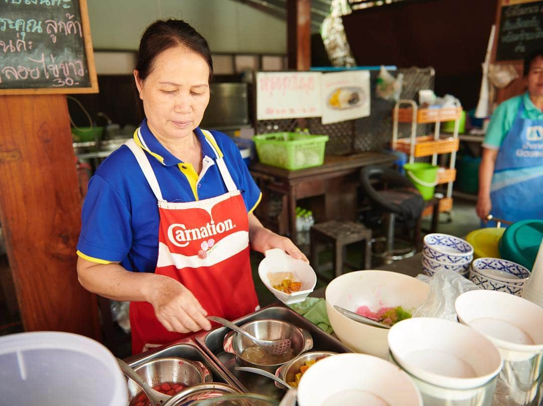 タイ国政府観光庁さんのインスタグラム写真 - (タイ国政府観光庁Instagram)「＜ローカル食堂探訪🥢＞﻿ 今回は、イサーン地方・ナーン県のタイデザート食堂「Pa Nim（パー・ニム）」へGO😋﻿ ﻿ 「Pa Nim（パー・ニム）」は1973年創業の老舗で、ナーン県に来た観光客のほとんどが訪れるほど人気の一軒✨﻿ ﻿ ココナッツアイスやブラウンライスをココナッツミルクで炊いたもの、仙草ゼリーなど、20種類ほどのタイ伝統デザートを組み合わせて食べることのできるユニークなお店です🍧﻿ ﻿ #ローカル食堂探訪 #タイ #ナーン #イサーン #パーニム #タイデザート #タイ料理 #甘党 #ココナッツアイス #ココナッツ #こんなタイ知らなかった #タイを知りつくす #タイ旅行 #旅好きな人と繋がりたい #旅行好きな人と繋がりたい #スイーツ好きな人と繋がりたい #thailand #nan #panim #thaidessert #thaifood #amazingthailand #thailandtravel #thailandtrip #thai #thaistagram #lovethailand #localexperience﻿ ﻿」4月18日 19時09分 - amazingthailandjp