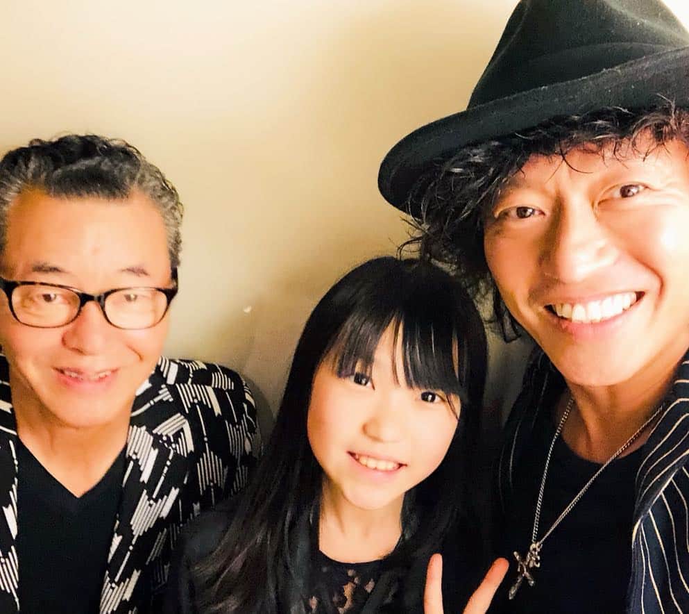 日野賢二のインスタグラム：「My Pop’s And My daughter ! 親父のライブに娘と一緒に行きました。76歳にしては超パワフルで元気^_^で安心しました。娘も久々にジジに会えて、大喜び！僕も頑張ろ〜^_^」