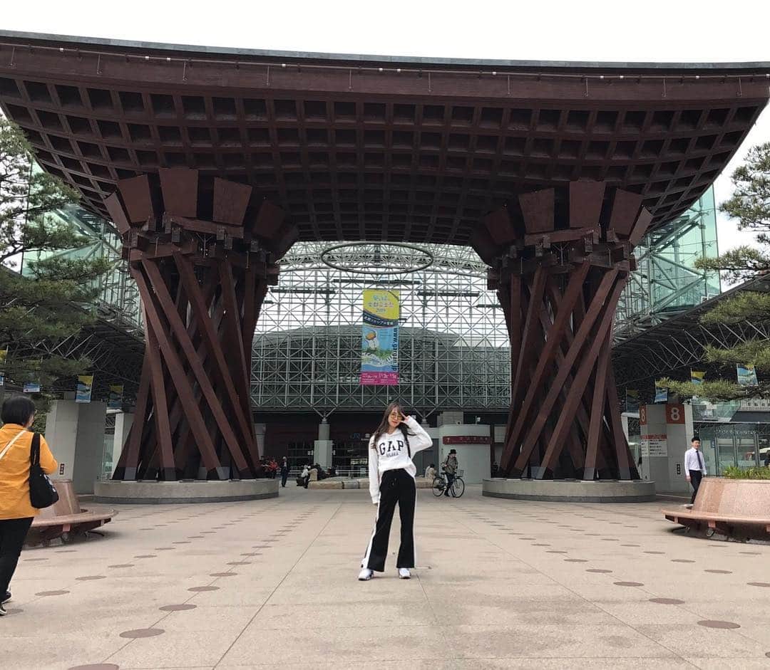 飯窪春菜のインスタグラム：「一泊二日で石川県へ行ってきました〜〜！ 駅から近江町市場まで歩いて、新鮮な生牡蠣と生うにを食べちゃった❤️ #石川県  #旅行  #はるなの毎日  #飯窪ってる」