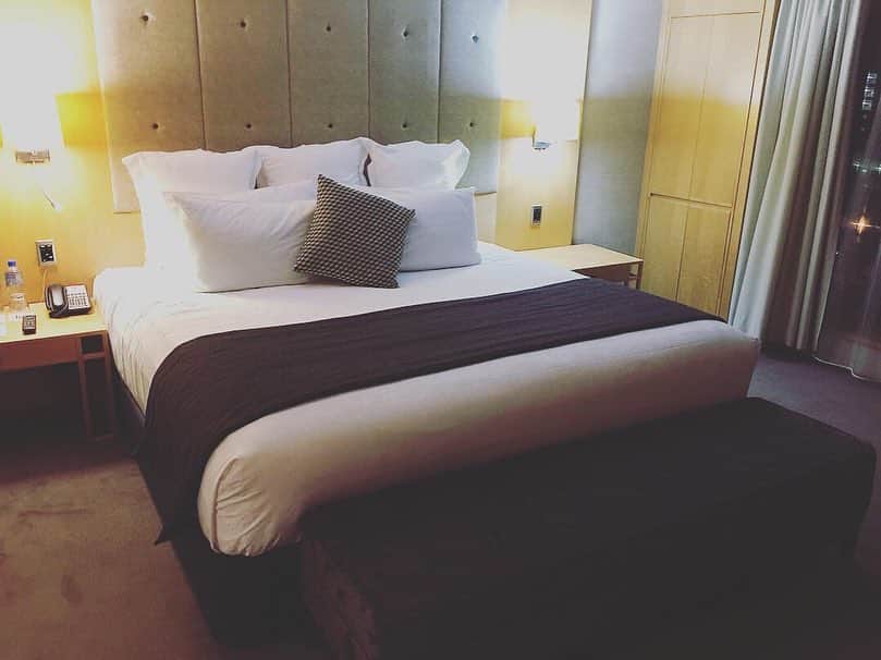 階上実穂さんのインスタグラム写真 - (階上実穂Instagram)「最後のホテルAucklandのGrand Millenniumに到着🚗💨 部屋に案内されてビックリ◡̈⃝⋆*✩ 最上階にあるGrand Millennium Suiteにグレードアップしてくれたみたい🤩✨✨ こんな経験、最初で最後だわ♩¨̮⑅*なんて奇跡なの❤️ #newzealand #nz🇳🇿 #auckland #grandmillenniumauckland  #suiteroom #nz旅行 #最終日 #奇跡」4月18日 19時12分 - miho_ishigami