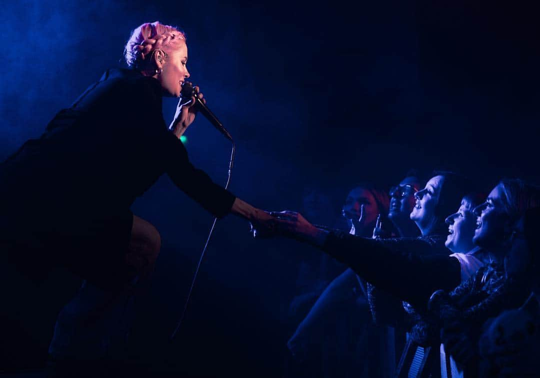 ニーナ・ネスビットさんのインスタグラム写真 - (ニーナ・ネスビットInstagram)「can’t believe last night even happened! thank you SO much london. such an amazing last night of ‘the sun will come up’ part of the tour. we’ve literally been on tour since february in the US & UK and every single show has honestly been so special. selling out these venues and playing shows where we can feel so much love from you all makes the no sleep, missing home and microwave meal diet so so so worth it. I will see you all very soon. ✨ 📷 @jonstonevideo」4月18日 19時14分 - ninanesbitt