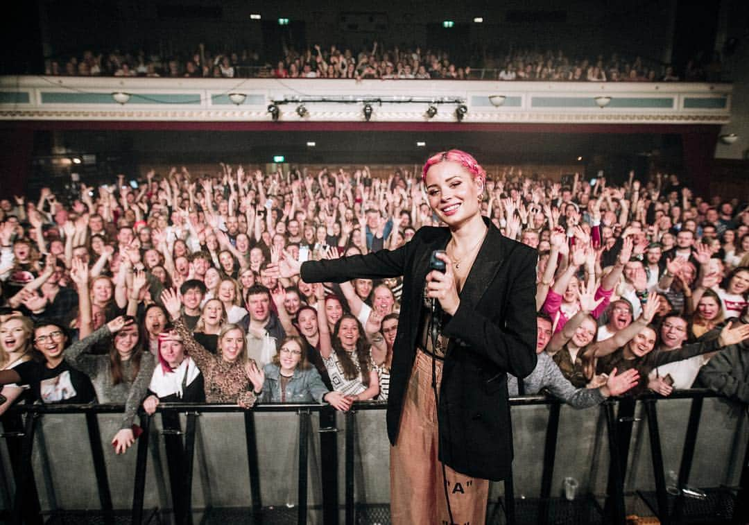 ニーナ・ネスビットさんのインスタグラム写真 - (ニーナ・ネスビットInstagram)「can’t believe last night even happened! thank you SO much london. such an amazing last night of ‘the sun will come up’ part of the tour. we’ve literally been on tour since february in the US & UK and every single show has honestly been so special. selling out these venues and playing shows where we can feel so much love from you all makes the no sleep, missing home and microwave meal diet so so so worth it. I will see you all very soon. ✨ 📷 @jonstonevideo」4月18日 19時14分 - ninanesbitt