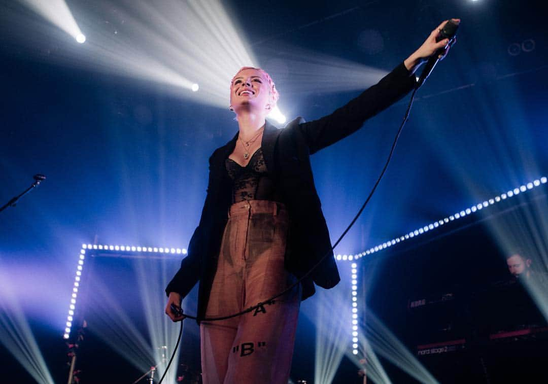 ニーナ・ネスビットさんのインスタグラム写真 - (ニーナ・ネスビットInstagram)「can’t believe last night even happened! thank you SO much london. such an amazing last night of ‘the sun will come up’ part of the tour. we’ve literally been on tour since february in the US & UK and every single show has honestly been so special. selling out these venues and playing shows where we can feel so much love from you all makes the no sleep, missing home and microwave meal diet so so so worth it. I will see you all very soon. ✨ 📷 @jonstonevideo」4月18日 19時14分 - ninanesbitt