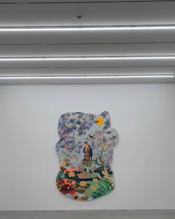 松山智一のインスタグラム：「Opening in two days @Kota ro_nukaga gallery.  Install done ready to be lit🔥🔥🔥 いよいよ明後日から!  KOTARO NUKAGA is pleased to present FIXED CONTAINED curated by Tomokazu Matsuyama, a group exhibition of seven international contemporary artists, from April 20, 2019 through June 29, 2019. ﻿ ﻿ ﻿ KOTARO NUKAGAは、アメリカをベースに活躍する7人のアーティストのグループ展“FIXED CONTAINED”を開催します。本展をキュレーションするのは、参加アーティストでもある松山智一。会期は2019年4月20日(土)から6月29日(土)まで。﻿ ﻿ また、オープニングに際し、ブライアン・アルフレッド、カルロス・ロロン、ニール・ホッド、松山智一の4名が来日いたします。﻿ ﻿ アーティストトーク  4月20日(土) 16:00〜﻿ オープニングレセプション 4月20日(土) 18:00〜﻿ ﻿ ﻿ “FIXED CONTAINED curated Tomokazu Matsuyama ” ﻿ Artists：Brian Alfred / Firelei Báez / Inka Essenhigh / Nir Hod / Carlos Rolón / Tony Matelli / Tomokazu Matsuyama﻿ ﻿ Date：April 20 Sat - June 29 Sat 2019 ﻿ ﻿ Open Hours：11:00 - 18:00 (Tue, Wed, Thu + Sat) 　11:00 - 20:00 (Fri) ※Closed on Sun, Mon and National Holidays ﻿ ﻿ Artist talk：April 20 Sat 16:00 - , in presence of the artists. ﻿ Private View：April 20 Sat 18:00 - , in presence of the artists. ﻿ ﻿ ﻿」