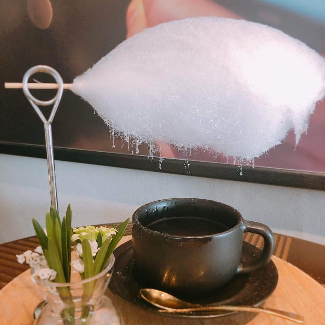 畑田亜希さんのインスタグラム写真 - (畑田亜希Instagram)「Kawaii cafe in Singapore ☕️🇸🇬 ・ ・ Cotton candy coffee 🍭 ・ ・ 綿あめがちょっと大き過ぎてカップからはみ出てる🙈 ・ #2019 #sg #kawaiicafe #cottoncandy #coffeeshop #mellowercoffee」4月18日 19時16分 - akihatada
