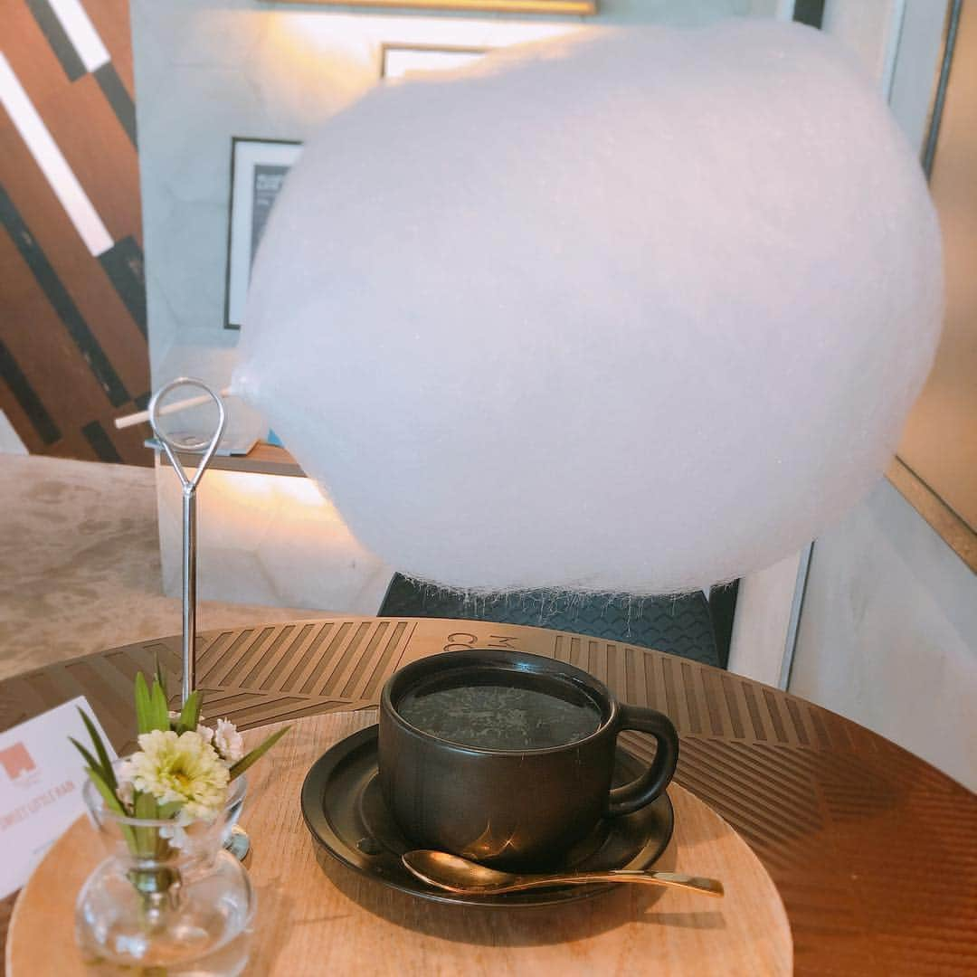 畑田亜希さんのインスタグラム写真 - (畑田亜希Instagram)「Kawaii cafe in Singapore ☕️🇸🇬 ・ ・ Cotton candy coffee 🍭 ・ ・ 綿あめがちょっと大き過ぎてカップからはみ出てる🙈 ・ #2019 #sg #kawaiicafe #cottoncandy #coffeeshop #mellowercoffee」4月18日 19時16分 - akihatada