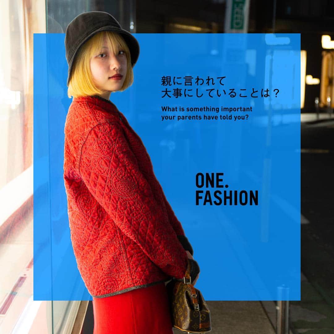 ONE MEDIAのインスタグラム：「.﻿﻿﻿ 親の言うことを聞くってすごく大事だけど、果たしてそれが正しいのかと言われたら僕はわからない🤷🏻‍♂️﻿﻿﻿ 僕からすると、親が言うことって、すごく核心を突いてるなと思う。一方で、自分の人生だからきちんと自分で決めたいとも思うんだ。﻿﻿﻿ みんなって、親の言うことどれくらい聞いてるのかなあ🤔﻿﻿﻿ ﻿﻿﻿ そんなわけで、聞いてきました！🏁﻿﻿﻿ 「親の言うこと、ちゃんと聞いてる？」 ﻿﻿﻿ ﻿﻿﻿ 今回話を聞いた18歳のシオンは、つい最近、人生で初めての親への大きな反抗をしたらしい。 ﻿﻿﻿ ﻿﻿﻿ 「今まで言うことを聞いて生きてきたけど、大学の進路については自分の意見を押し切りました。﻿﻿﻿ 私はアートやファッションを専攻したいと思って進路を考えていて、でも母親が猛反対して。姉が高学歴ということもあり、学歴をすごく重視されました。結局は、自分の決断だから責任は全て自分で持つと言い切って進学したんです。ガツンとぶつかって、唯一の大きな反抗でしたね」﻿﻿﻿ ﻿﻿﻿ 自分の人生だからこそ、進む道を自分で決める。そんな彼女をかっこいいなと思った👀﻿﻿﻿ もちろん、責任を持つという言葉の重みは大人には勝てないかもしれないけれど、覚悟を決めて前進することは勇気がいるに違いない。﻿﻿﻿ ﻿﻿﻿ でも、彼女はこんなことも言ってくれた。﻿﻿﻿ ﻿﻿﻿ 「私は片親ということもあって、母に対してはすごく感謝と尊敬が大きいです。仲もいいし、私にとって、母が唯一心を許せる存在なんです」﻿﻿﻿ ﻿﻿﻿ この言葉を聞いて、自分に置き換えて考えてみた。僕もきっとそうなんだと思う。この上なく心を許せる相手だからこそ、自分の意見を伝えたくなるし、それを分かってもらいたいと思うんだな😶﻿﻿﻿ ﻿﻿﻿ そんな彼女は、お母さんからもらった大切な言葉があるんだって。﻿﻿﻿ ﻿﻿﻿ 「人に感謝と敬いの気持ちを持ちなさいって言われてきたんです。好きな相手にも、嫌いな相手にも。﻿﻿﻿ 特に苦手な人と出会ったり接したりするときには、この言葉が自然と浮かびます」﻿﻿﻿ ﻿﻿﻿ お母さんから受けたそんな言葉を、他の人に対してだけじゃなく、お母さんに対してもきちんと守っているなんて、これ以上の親孝行はないんじゃないか？🌹﻿﻿﻿ 普段、親に対してこんなことを考えたことがなかったし、僕はきっと彼女みたいに素直になれない気がする。だから、今回彼女の話を聞けてよかった🐾﻿﻿﻿ ﻿﻿﻿ 親の言いなりにならず、自分の考えを伝えることはすごく大事。﻿﻿﻿ でも、そこには、親に対する感謝と尊敬を忘れちゃいけないんだなって思いました。﻿﻿﻿ ﻿﻿﻿ みんなは、反抗した経験とか、親に言われて今でも覚えている言葉とかある？﻿﻿﻿ コメントで教えてね！カズマが返信します！﻿﻿ ﻿﻿ ﻿ 文：@asamikazuma﻿ 📸：@germansolohay1 / @tats_oka﻿ ﻿ ﻿ #onefashion #streetsnap #ポートレート写真 #fashionsnap #ストリートスナップ #fashionportrait #古着 #ビンテージ #converse #ワイズ #limifeu #togapulla #親子 #反抗期 #singlemother」