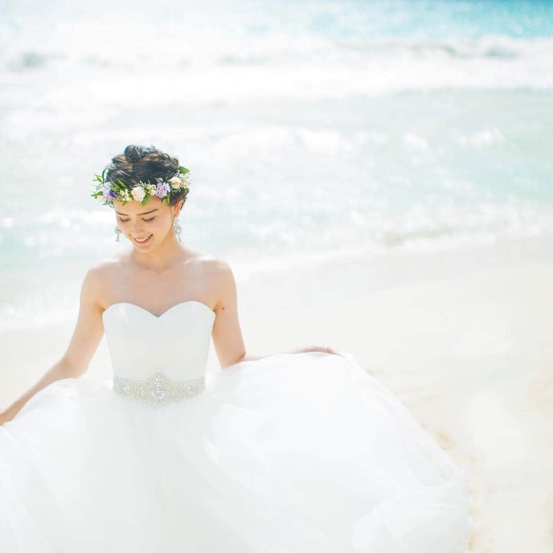 クチュールナオコウエディングさんのインスタグラム写真 - (クチュールナオコウエディングInstagram)「* * * ハワイのワイマナロビーチは有名なフォトスポット🎀 *  お気に入りのドレスでビーチを独り占め👗💕 * Area ： #ハワイ  location：#ワイマナロビーチ  model ：@kurumikahn @kaio_0130  hair&make ：@bilino_naoko  photographer ：@recuerdohawaii * * ＝＝＝＝＝＝＝＝＝＝ * * @couturenaoco_resortwedding * 【#クチュールナオコウェディング】をつけてぜひ投稿&フォローしてくださいね♬ このアカウントでご紹介させていただきます💕 * * ・・・・・・・・・・・・・・・・ 🎀クチュールナオコウェディングとは ・・・・・・・・・・・・・・・・ . 「挙式日はいちばん素敵におしゃれをする日」をコンセプトにドレスショップならではの感性で、 ドレス・タキシードはもちろんのこと、挙式やパーティー、フォトなど おふたりのご希望に合わせたウエディングスタイルをトータルコーディネート👗 特別なその日を快適に迎えるためのお手伝いをいたします♡ * ・・・・・・・・・・・・・・・・ 🎀クチュールナオコが選ばれる4つのポイント ・・・・・・・・・・・・・・・・ . 👗ドレスショップならでは♪ドレスが圧倒的に豊富 . ✈️トータルコーディネートから旅行まで♪挙式以外もしっかりサポート . ⛪理想の挙式スタイルが叶う♪豊富なエリアと会場 . 💁日本人専任スタッフがお手伝い♪安心の現地サロン * ・・・・・・・・・・・・・・・・ 🎀クチュールナオコサロン情報 ・・・・・・・・・・・・・・・・ .  銀座本店・札幌店・仙台店・名古屋店・京都店・心斎橋店・神戸店・福岡店 . . ◆◇リゾートウェディング相談会🌴開催中◇◆ . クチュールナオコ各店では無料相談会を実施しています♪ 毎月のフェアではスペシャル特典もございますので、ぜひご来店お待ちしております♡ . 資料請求・来店予約は、@couturenaoco_resortwedding プロフィールのHP🔗から♬ * * #クチュールナオコ #couturenaoco  #クチュールナオコウェディング  #couturenaocowedding #ナオコウェディングストーリー #naocoweddingstory  #ウェディング #結婚 #結婚式 #花嫁 #ハワイウェディング #ハワイ挙式 #ハワイ結婚式 #リゾートウェディング #ウェディングフォト #ハワイフォトウェディング #wedding #resortwedding  #プレ花嫁 #結婚式準備 #花嫁準備 #2018秋婚 #2018冬婚 #2019春婚 #2019夏婚」4月18日 19時27分 - couturenaoco_resortwedding