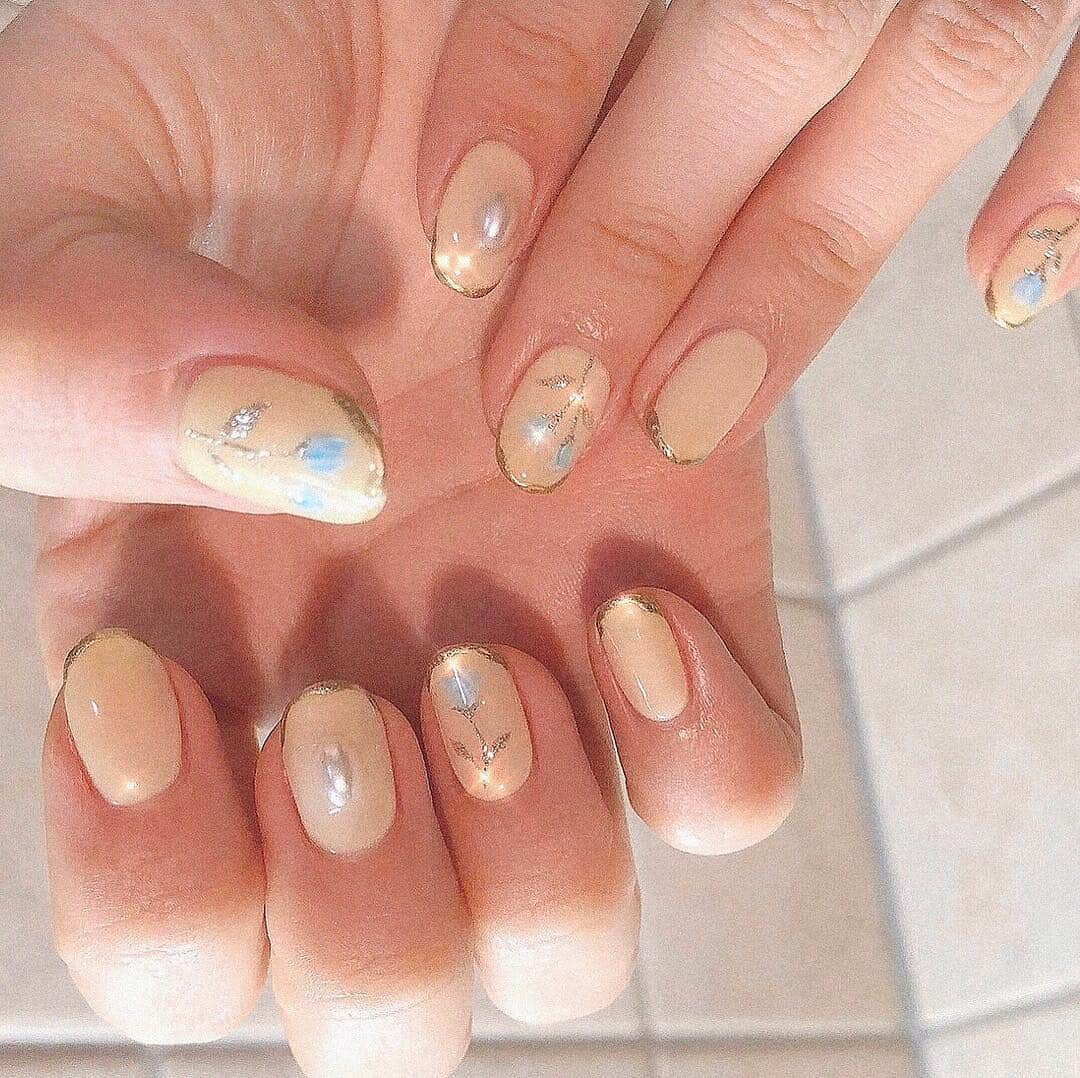 飯坂采子さんのインスタグラム写真 - (飯坂采子Instagram)「💅 #nail  ちょっと前にネイル新しくしてきた🦢💕 ヴィンテージ風なゴールドを爪先に塗るだけで上品に◎ 最近はyellowとかorangeがマイブームだから パステルトーンが可愛いyellowをベースにしたよ🍋 ゴールドの茎と葉もblueのバラもお気に入り🌹 #あや_ねいる_  #rose#spring#ジェルネイル#ニュアンスネイル #ヴィンテージネイル#ローズ#パール」4月18日 19時28分 - ayamini316