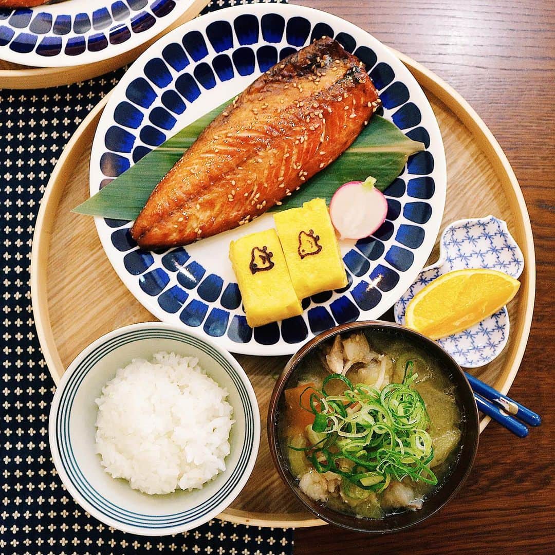 ゆかり/yukariのインスタグラム：「夜ごはん 白米、モツ煮込み、鯖みりん、玉子焼き、オレンジ * いつもと玉子焼きのレシピ変えました。砂糖とみりん入れて泡立て器でなめらかに混ぜて、カステラ風。 ほぼおやつ。 * * * #おうちごはん #うちごはん #晩ごはん #夜ごはん #夕食 #料理 #手料理 #食卓 #自炊 #家庭料理 #料理好きな人と繋がりたい #暮らし #テーブルコーディネート #おうちごはんLover #food #japanesefood #foodpic #料理記録 #和食 #一汁一菜 #今日の晩御飯 #ていねいな暮らし #手抜きごはん」