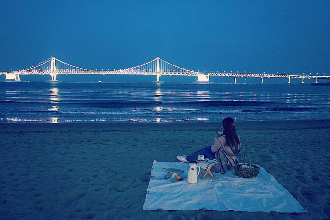 YuhKawasakiさんのインスタグラム写真 - (YuhKawasakiInstagram)「今流行りの海ピク🌊 釜山に到着するやいなや、強行手段で海ピク開始！(笑) 海ピクセットをかつぎながら海へ向かう途中、 旅YouTuberのyakkenと3年くらいぶりに再会！(笑) なんちゅー再会や😅 強制的にyakkenも海ピク体験🌊(笑) すっかり暗くなり、夜ピクしてる人は皆無…(笑) かなりシュールな光景でした😂(笑) 夜に海ピクとか二度とすることないと思うので、いい思い出です🤣 ⭐ #🇰🇷 #釜山 #プサン #韓国 #seoul #busan#海外 #海外旅行 #旅 #旅人 #トランカー®️#トランカー #トランクで旅するトランカー #旅スタグラマー #旅スタグラム #トランカーyuh #gongderine #夜ピク #海ピク #海でピクニック #ビーチでピクニック #ピクニック #広安里 #広安大橋」4月18日 19時22分 - yuhkawasaki