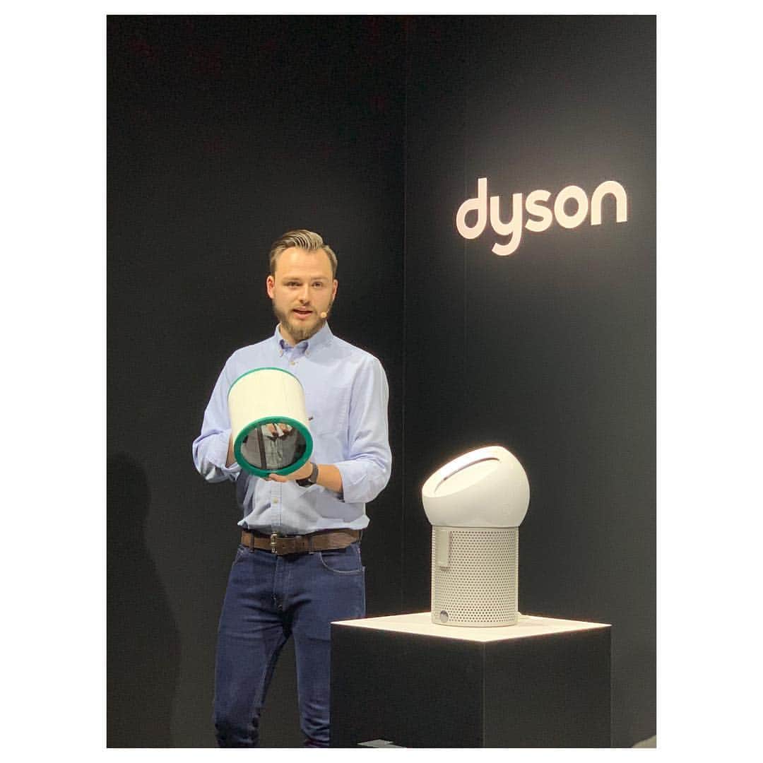 愛可さんのインスタグラム写真 - (愛可Instagram)「・ Dysonから新しく発売される空気清浄ファン 《  pure cool me 》の発表会へ ・ ・ いつも革新的な製品を発表し続ける、Dysonの新製品の空気清浄機。 ダイソンの発表会はいつも商品説明とデモンストレーションが面白いのですが、今回もシチュエーション別に室内のセットが組まれていて、本国の方からの丁寧な説明が解りやすく、楽しかったです。 ・ ・ まず、室内の空気は外気の約7倍も汚れているという事に驚きました。 このpure cool meのセンサーが汚れを感知して、建築資材や家具などから発する接着剤などの有害物質や、ダニやホコリなどのアレルギー物質などを99.95%除去して、高圧力の中心部から清浄された涼しい空気をピンポイントで送ってくれるそう。 表面の丸い部分をタッチ&スクロールしながら風向きを調整出来るのも、さすがはダイソン！ 新しい操作も楽しく、未来感溢れるデザインも魅力的でこれは欲しくなります。 ・ ・ Dysonは掃除機も愛用していて、抜群の吸引力は本当に素晴らしいので、個人的にメーカーへの信頼度も高いのです。 埃や黄砂の舞う、これからの季節に！ ・ #dysonhome #dysonpurecool」4月18日 19時22分 - aikick