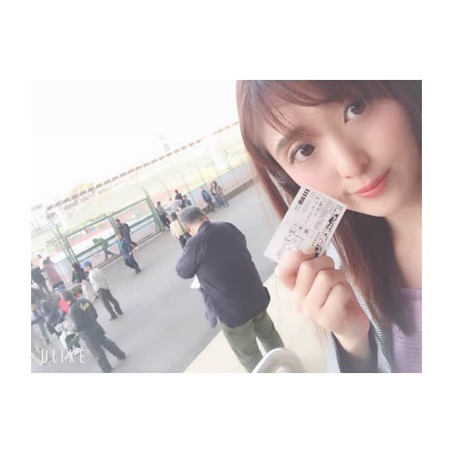 川口智美さんのインスタグラム写真 - (川口智美Instagram)「普段は #平塚競輪場 でDJを していますが、 他も見てみたいと思って  #川崎競輪場 へ🚴‍♀️✨ レース前にキャラクターと #レースクイーン が踊ったり 初心者向けに説明してくれるコーナーがあったりと #平塚 とはまた違う魅力がありました💛  初心者コーナーで 優しいお兄さんに沢山教えてもらい 勉強した甲斐あって 的中率、大幅にアップ⤴︎💕笑  初心者の方は、総合案内所で #KEIRINなび という ガイドブックも貰えます📚  #競輪場 って 20代女性は、まず少ないから 珍しいのかオジちゃんに 沢山話しかけられましたよんw  #競輪 #競輪女子 #競輪場dj #桜花賞 #川崎 #keirin #ミッドナイト競輪 #競輪番組 って少ないからいつも #abematv の #競輪チャンネル を見て勉強しています」4月18日 19時22分 - horipro_satomikawaguchi