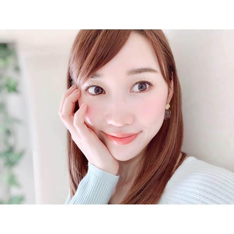 梶恵理子さんのインスタグラム写真 - (梶恵理子Instagram)「アルビオン(@albion_jp )のハイエンドシリーズ「エクシア」にて大人気の、 薬用美白美容液がパワーアップして発売！🤩 . ひとつひとつ28本のボトルに分かれて 必要な分だけ分かりやすく使えるのが魅力的で 圧倒的な効果が期待できる商品🥺💓 . 発表会でお試し用に数本頂いて 撮影前日に使用したけど 一日中うるおってキメが整って 内側から発光しているかのような肌に…🥺 . 感動して鏡を2、3度見するくらい。。！ 塗った瞬間から肌の調子が明らかに変わる！ そんな商品です☝🏻🌸🥰 . 紫外線を浴びたお肌に美白ケアとしてもいいし 特別な日の前日や、その日の朝に使いたい おすすめのスペシャルケアアイテムです✨👅 . byS・lulucos にも記事がupされてますので ぜひチェックしてみてくださいね👍🏻 http://lo.ameba.jp/v1/vvZQZOKrPTCfqmKvhMjM . . . #かじえり#かじえりイチオシ#アルビオン#エクシア#イマキュレート#イマキュレート4代目#渾身のクラッシュ#美白#美白美容液#美容液#PR」4月18日 19時22分 - kajierimakeup